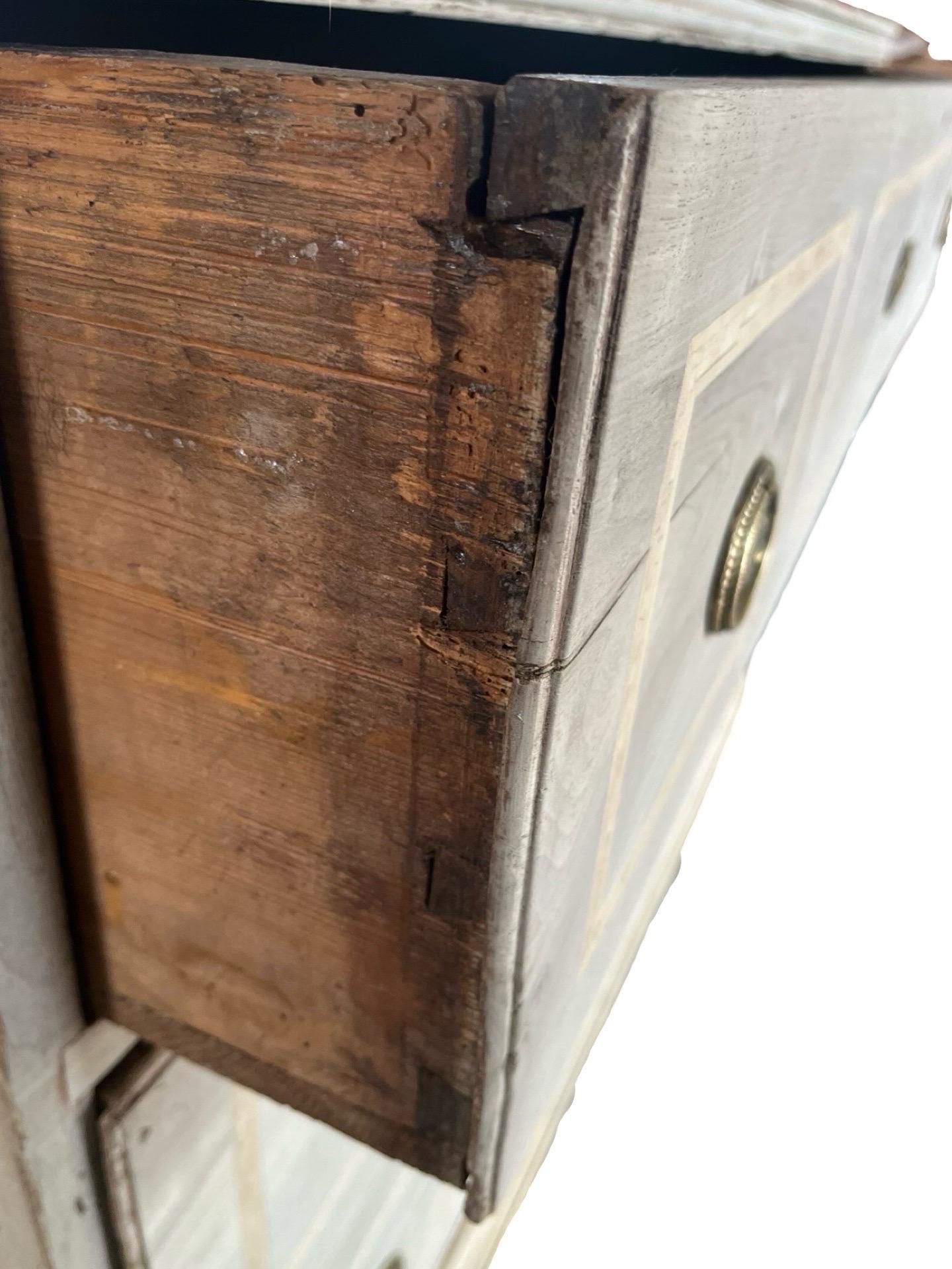 Chest of drawers hand-made in central Italy in the late 1700s using walnut and decorated with satinwood inlaid veneer. The chest of drawers features three overlay drawers with ogee edges, all of about the same size. The drawer fronts are decorated
