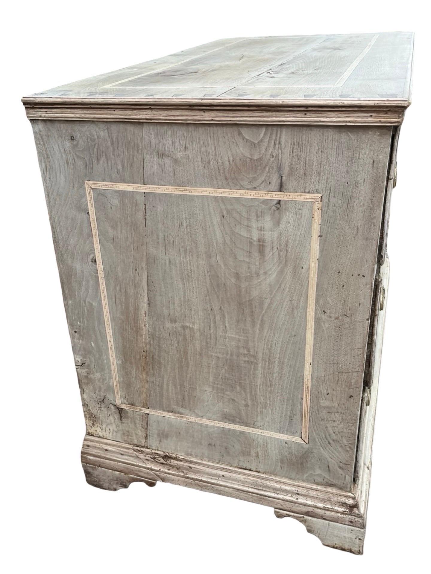 18th Century Italian Bleached Walnut Chest Of Drawers With Inlay In Good Condition For Sale In Viterbo, VT