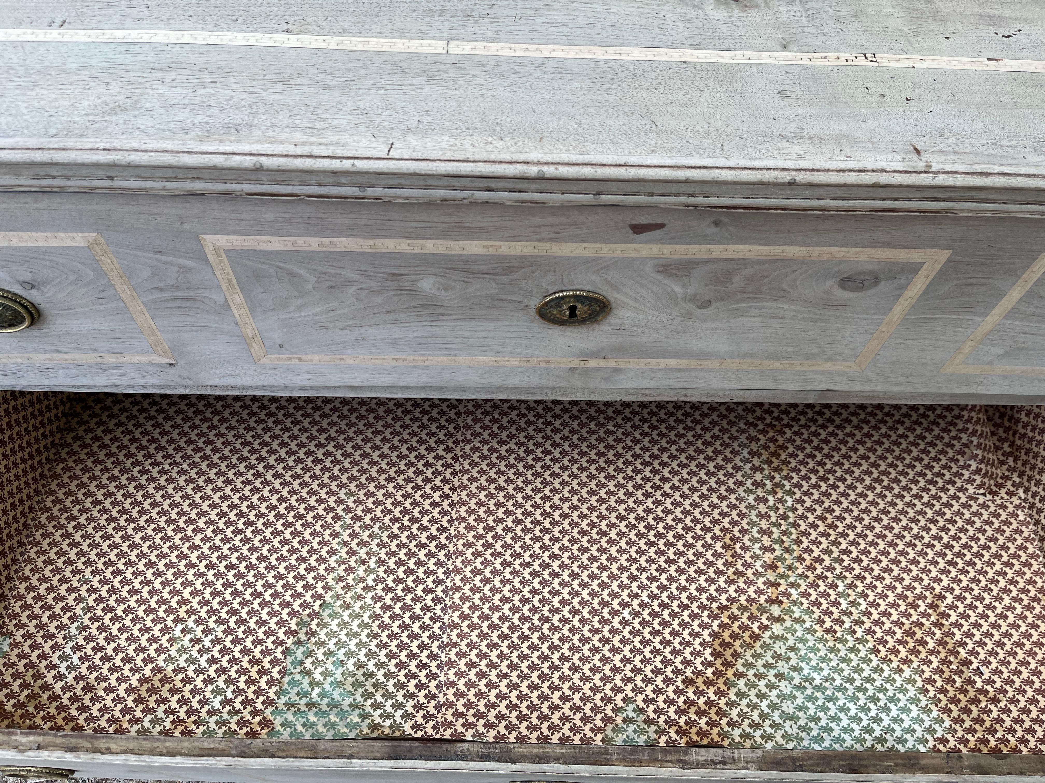 18th Century Italian Bleached Walnut Chest Of Drawers With Inlay For Sale 2