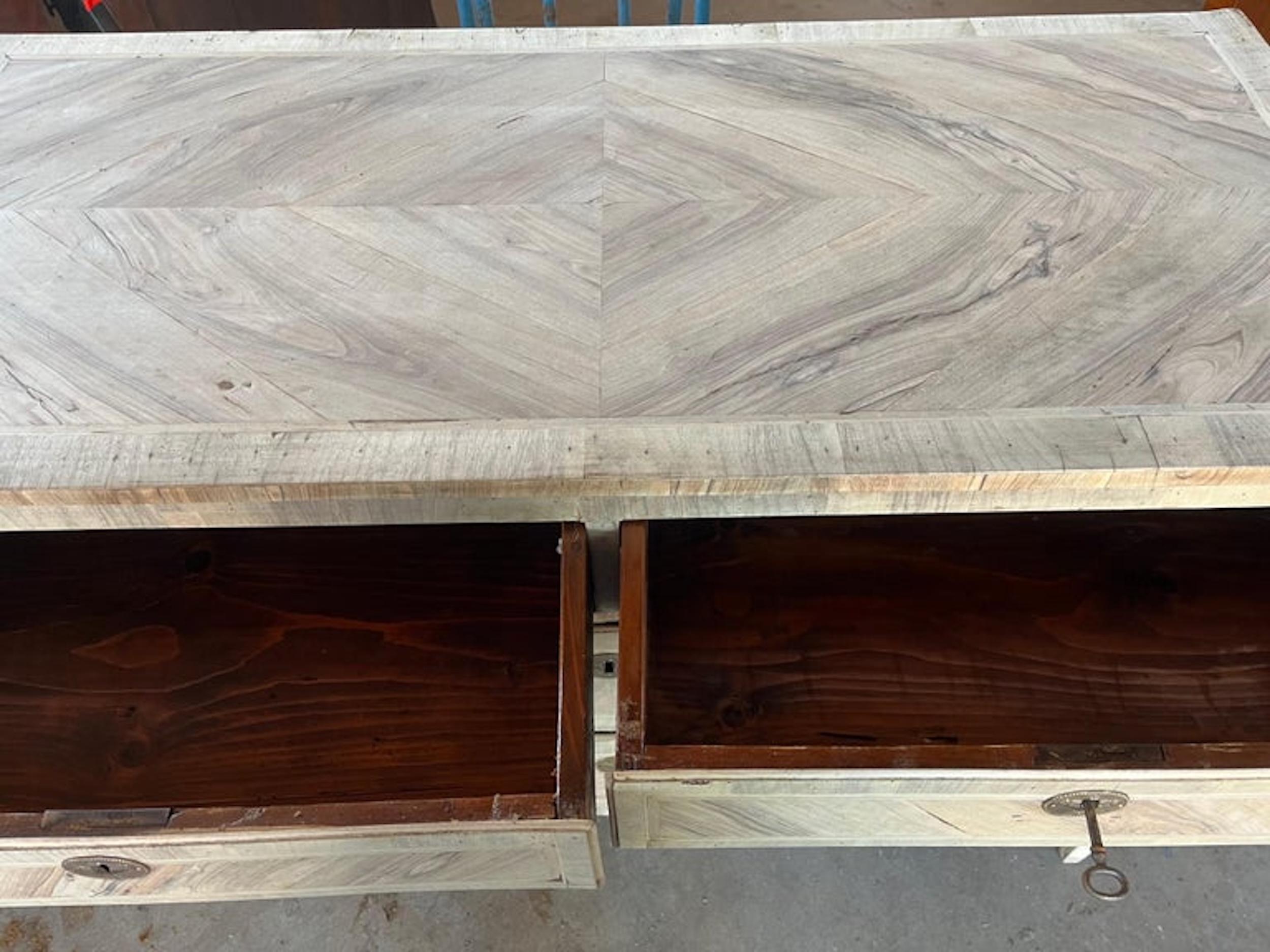 Commode/cassettiera in noce sbiancato del XVIII secolo con impiallacciatura di radica in vendita 3