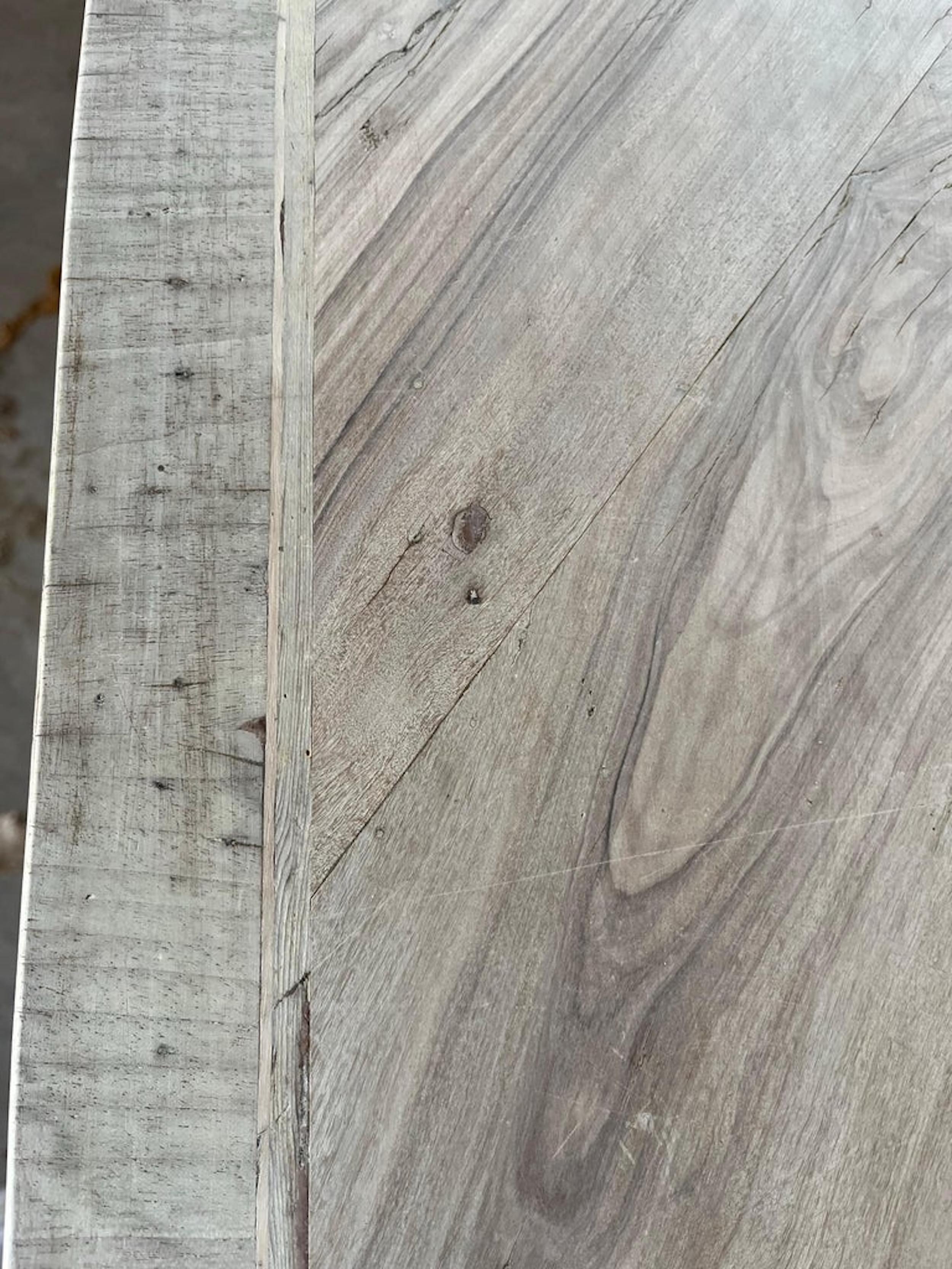 Commode/cassettiera in noce sbiancato del XVIII secolo con impiallacciatura di radica in vendita 4