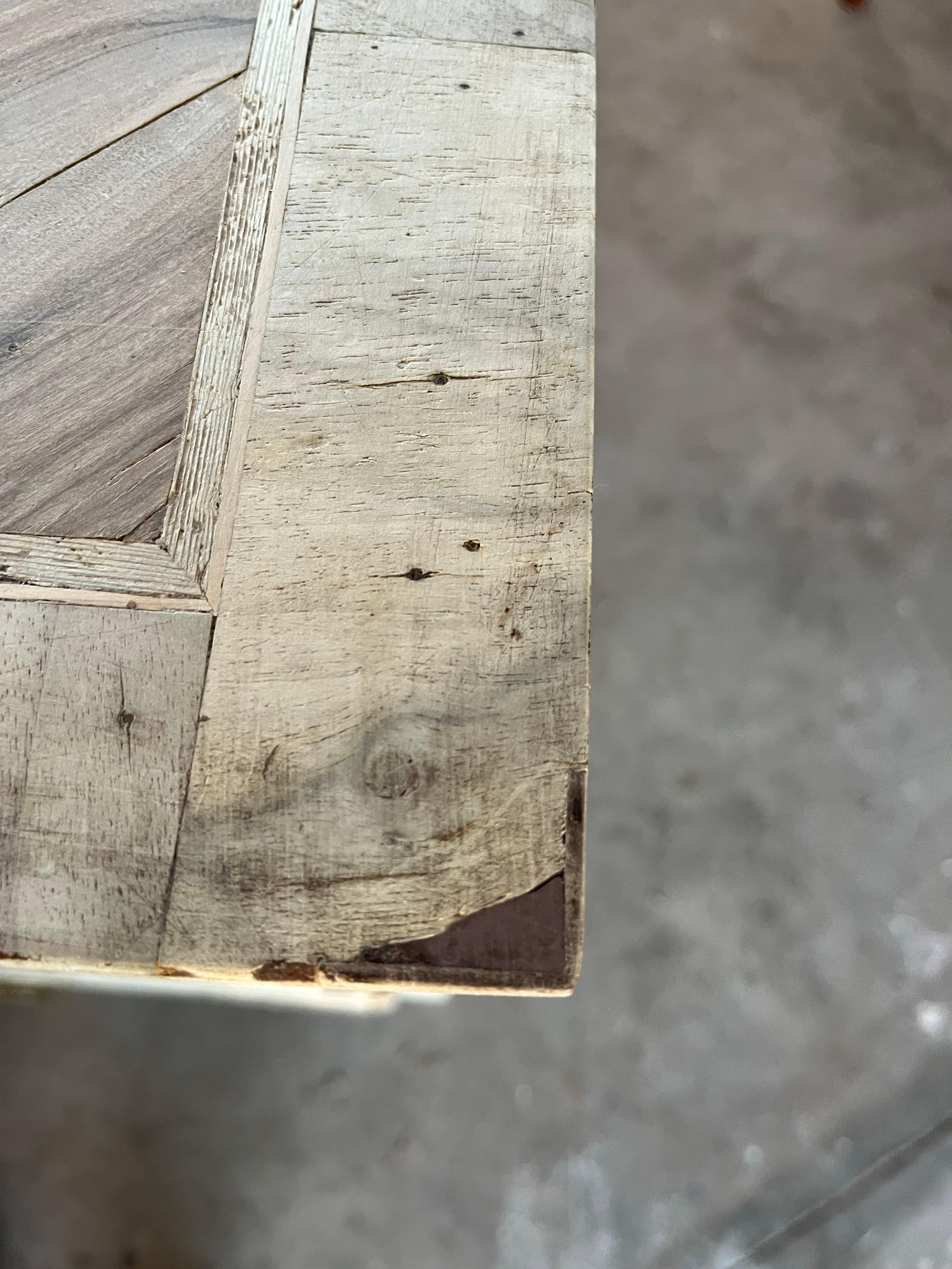 Commode/cassettiera in noce sbiancato del XVIII secolo con impiallacciatura di radica in vendita 5