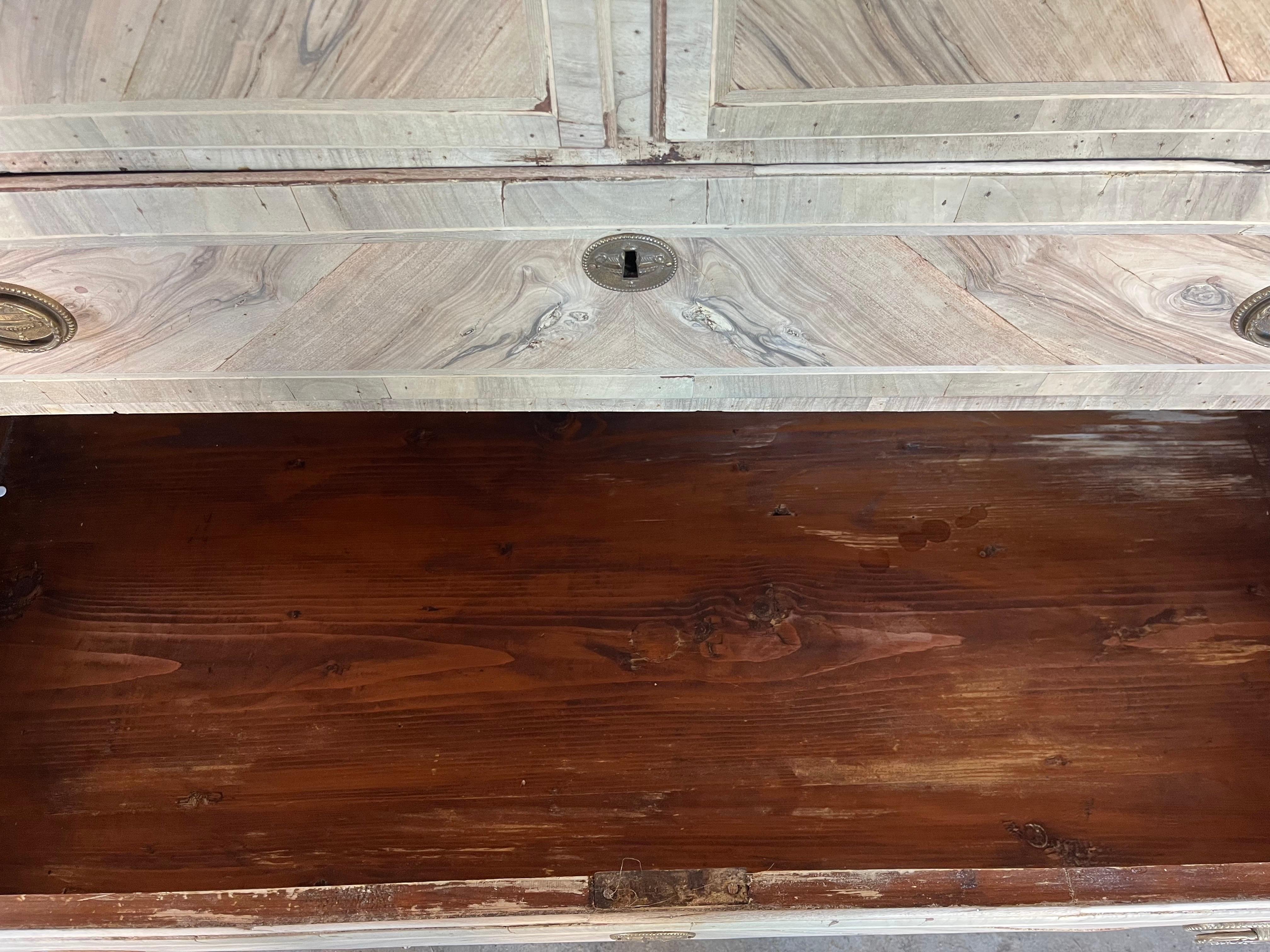 Commode/cassettiera in noce sbiancato del XVIII secolo con impiallacciatura di radica in vendita 6