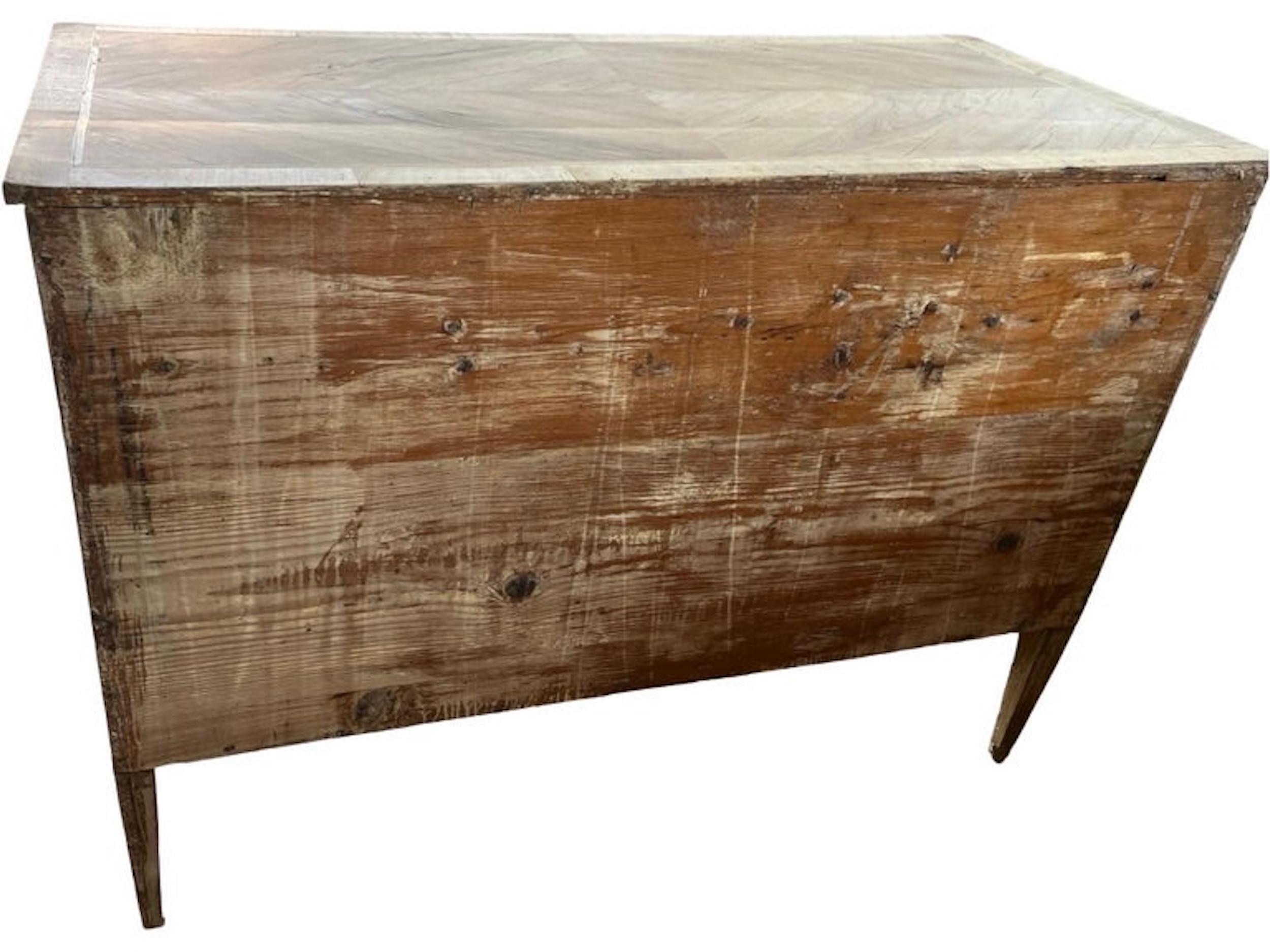 Commode/cassettiera in noce sbiancato del XVIII secolo con impiallacciatura di radica in vendita 6