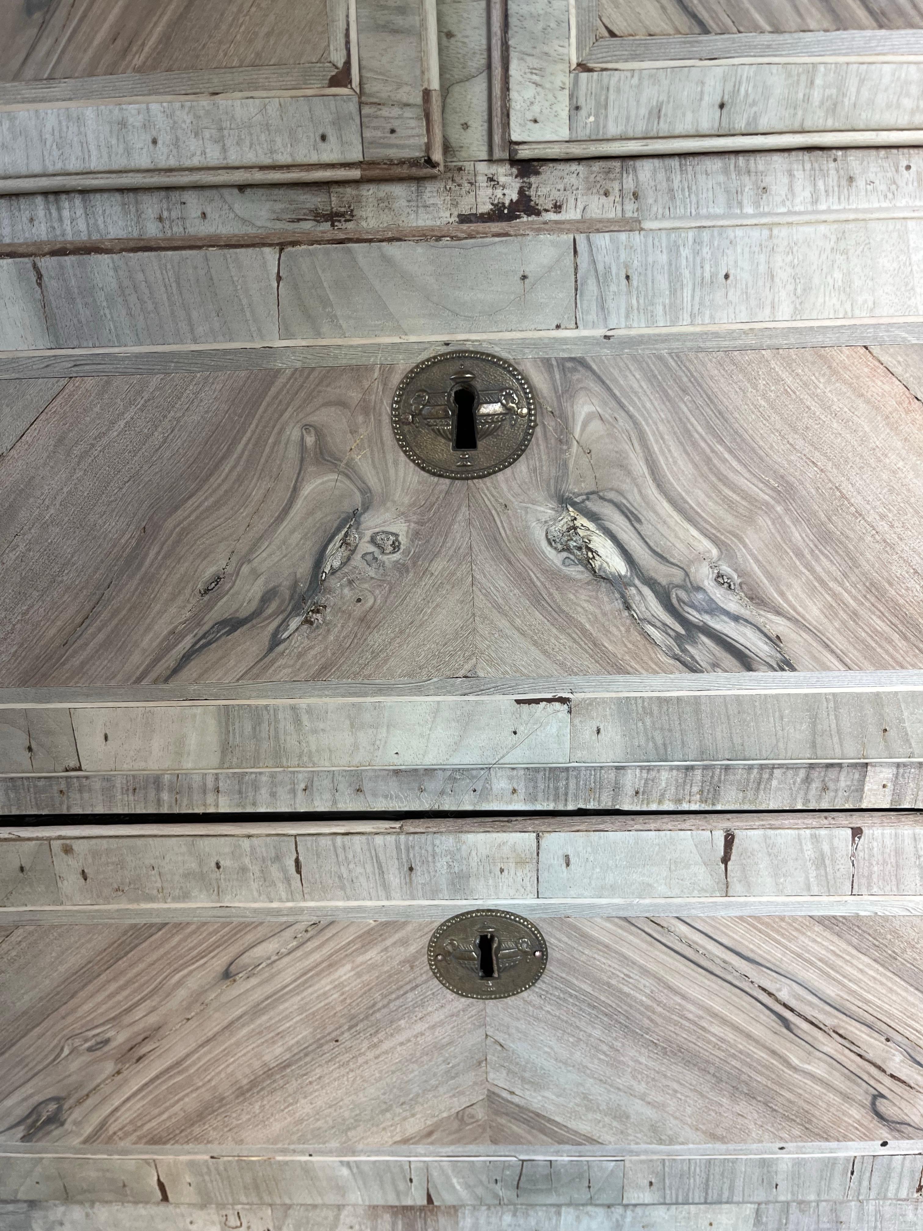 Commode/cassettiera in noce sbiancato del XVIII secolo con impiallacciatura di radica in vendita 7