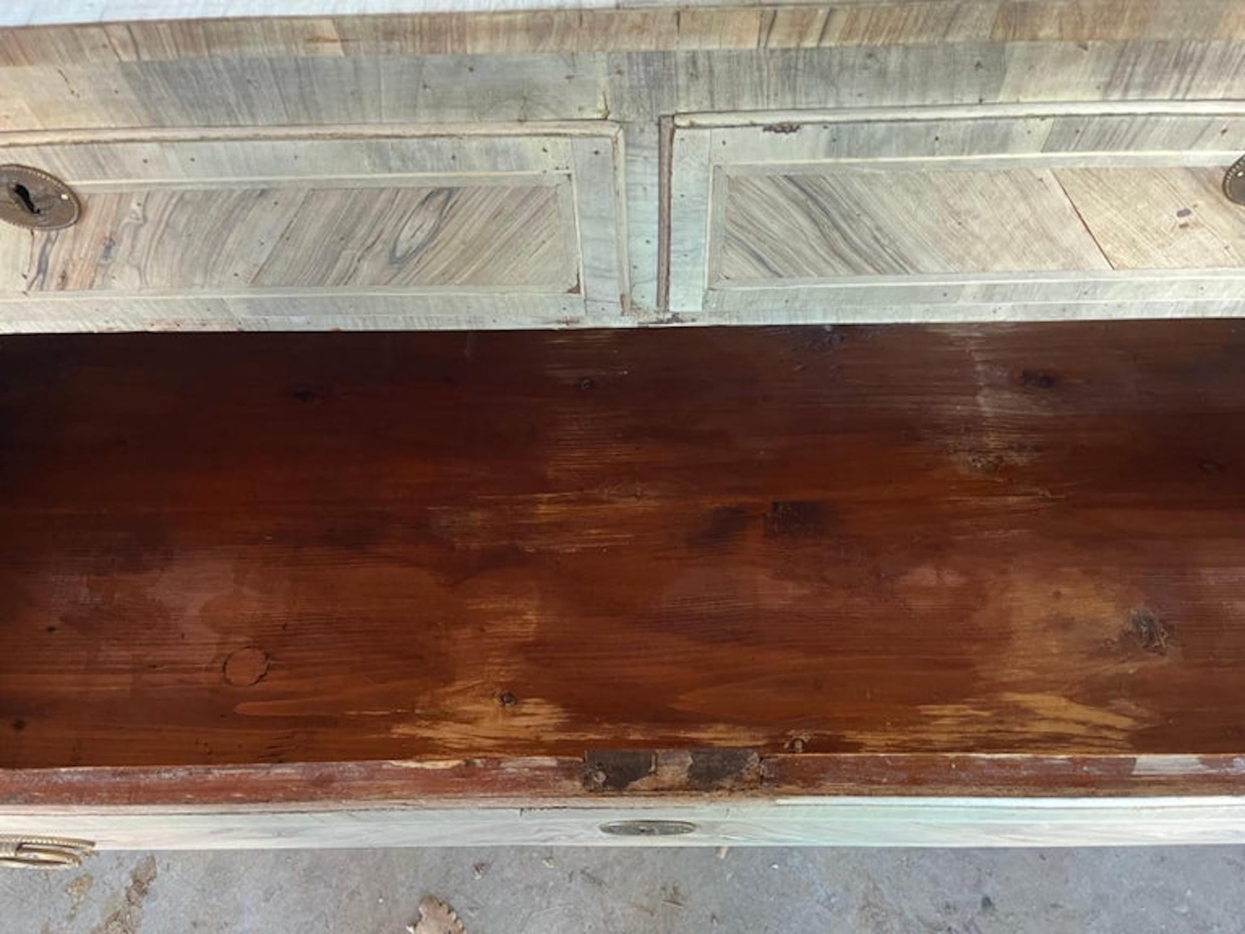 Commode/cassettiera in noce sbiancato del XVIII secolo con impiallacciatura di radica in vendita 7