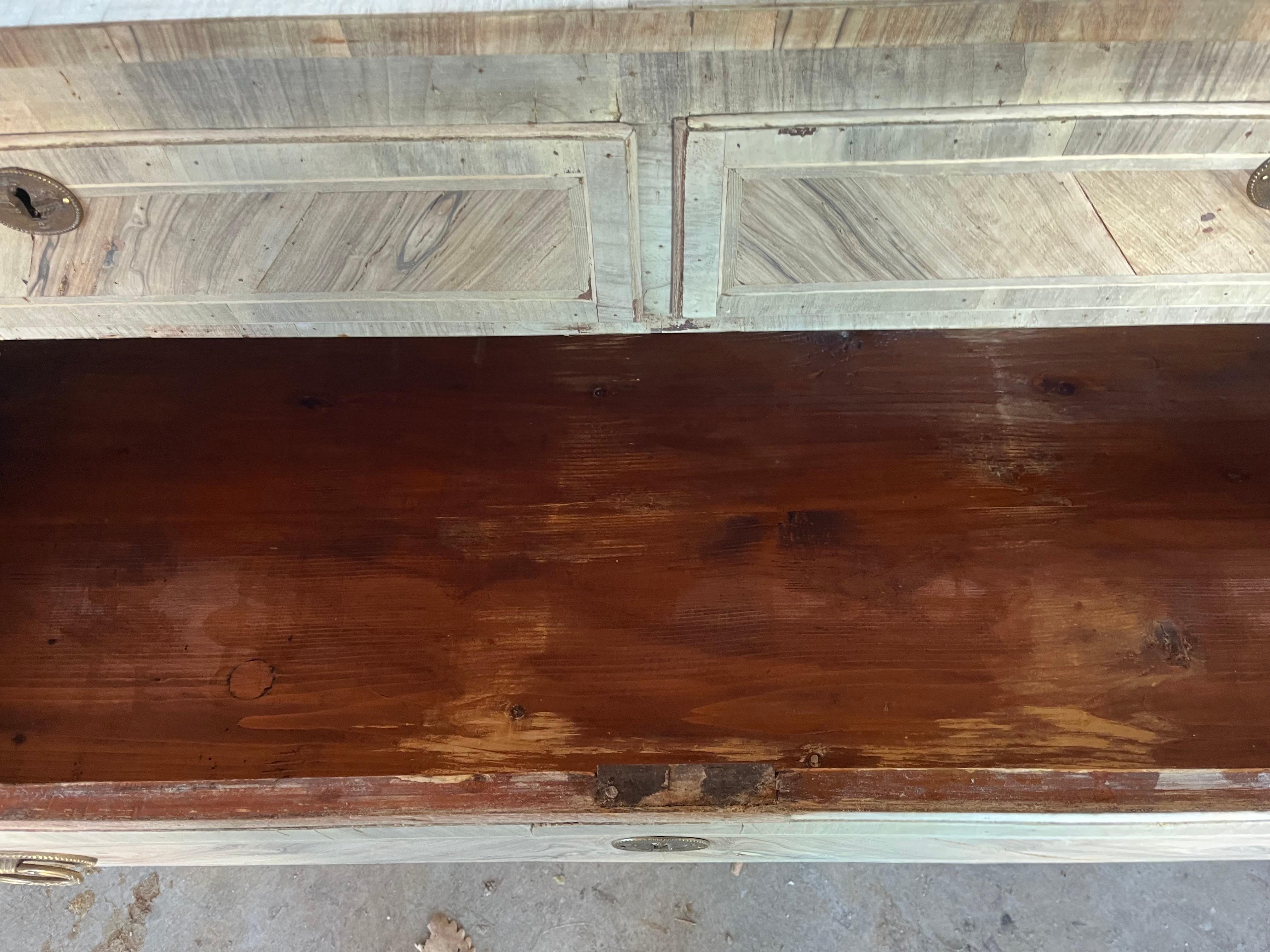 Commode/cassettiera in noce sbiancato del XVIII secolo con impiallacciatura di radica in vendita 8