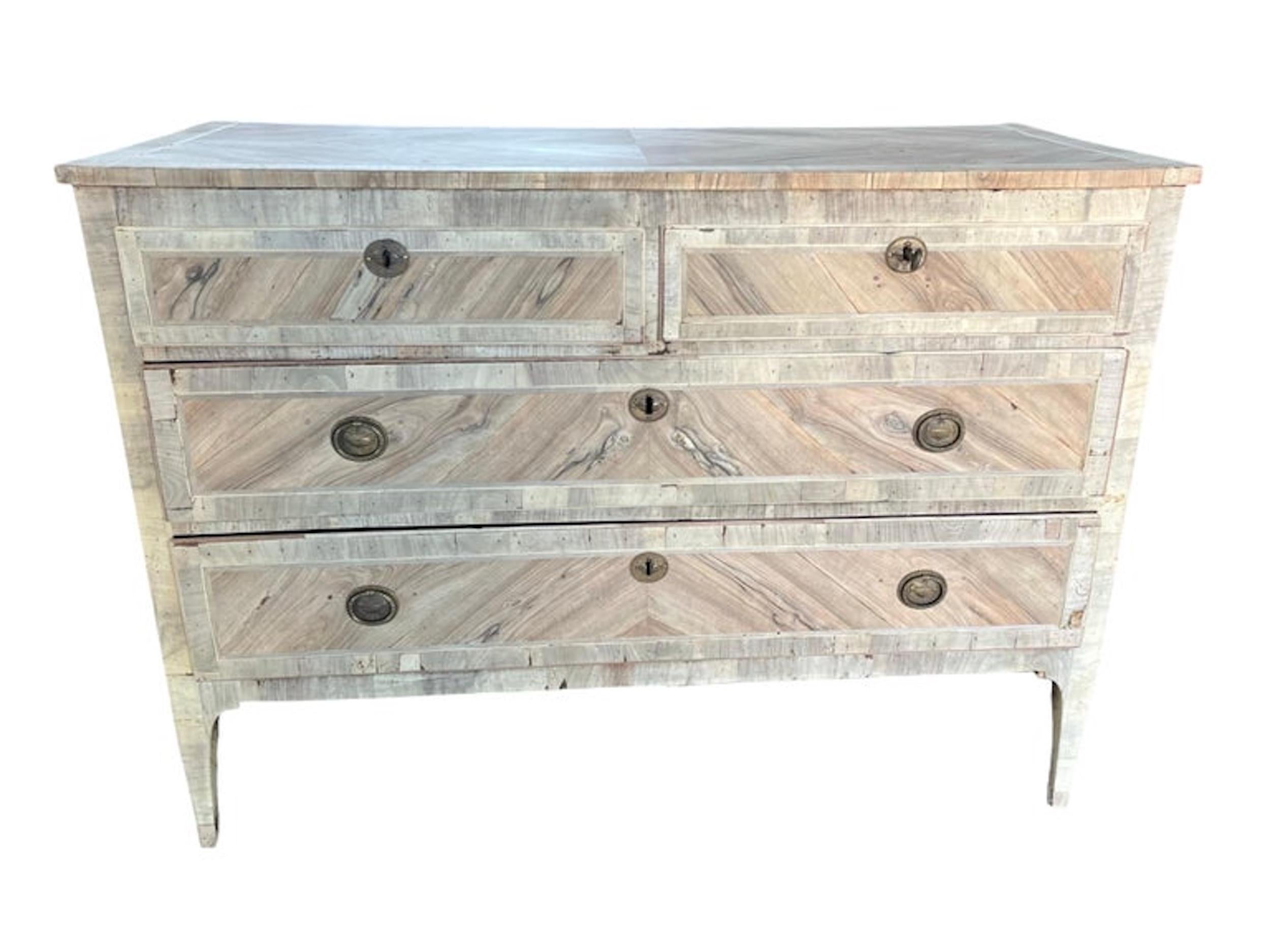 Commode/cassettiera in noce sbiancato del XVIII secolo con impiallacciatura di radica in vendita 8