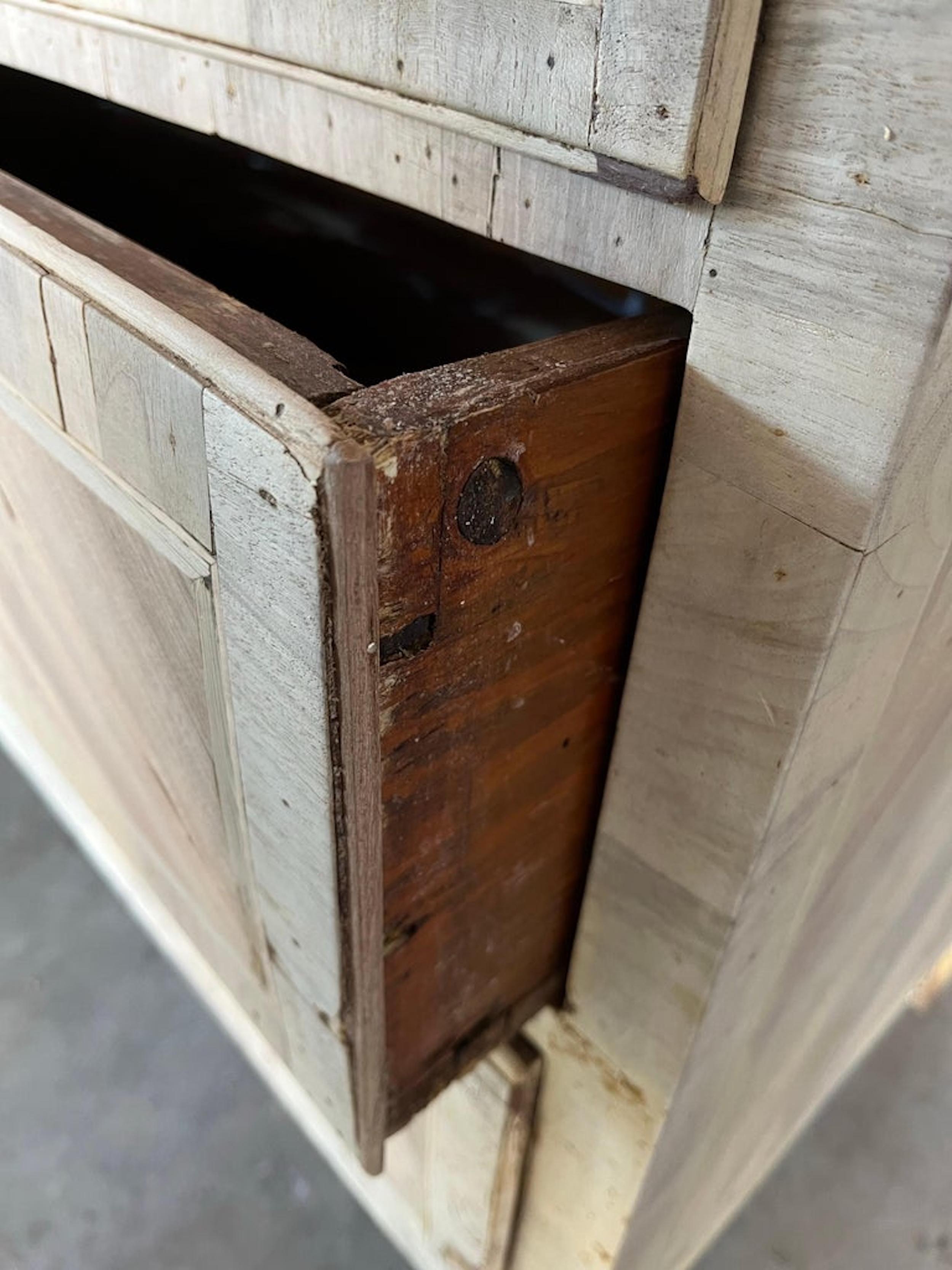 Commode/cassettiera in noce sbiancato del XVIII secolo con impiallacciatura di radica in vendita 10