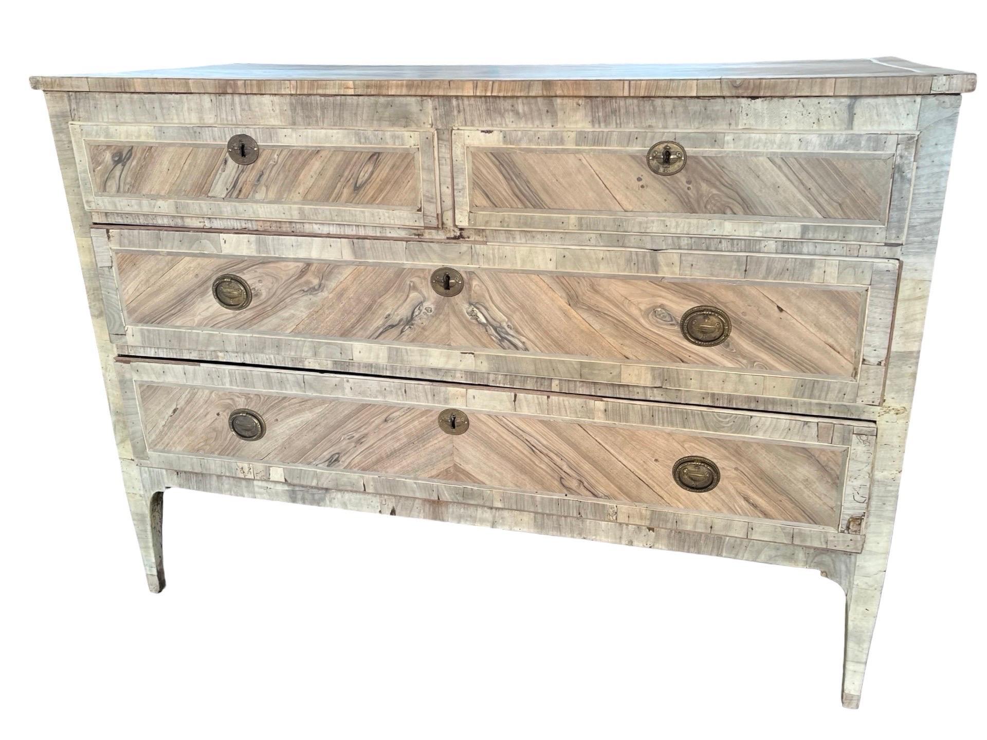Neoclassico Commode/cassettiera in noce sbiancato del XVIII secolo con impiallacciatura di radica in vendita