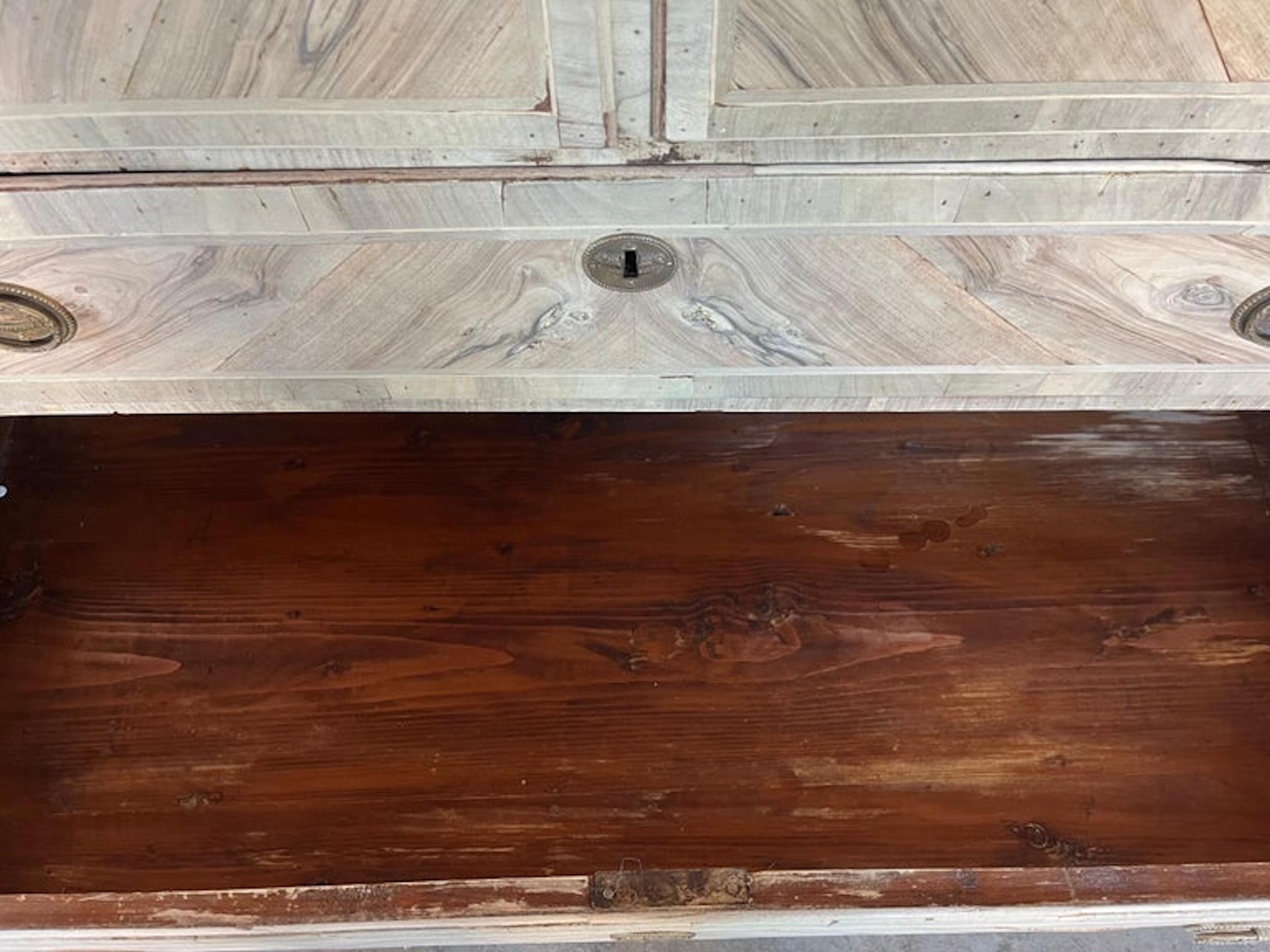 Neoclassico Commode/cassettiera in noce sbiancato del XVIII secolo con impiallacciatura di radica in vendita