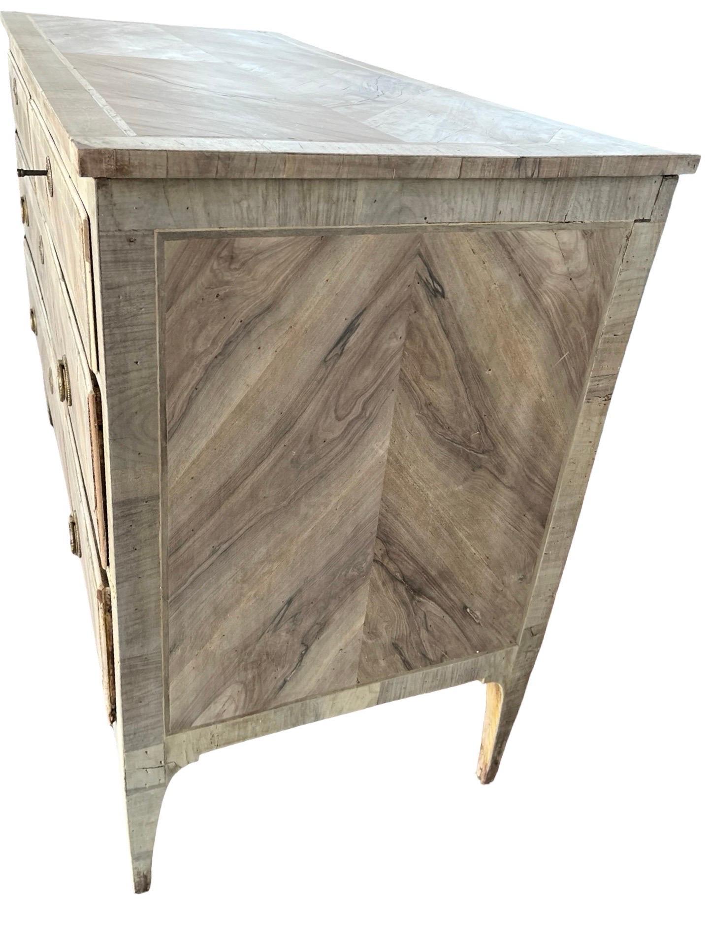 Italiano Commode/cassettiera in noce sbiancato del XVIII secolo con impiallacciatura di radica in vendita
