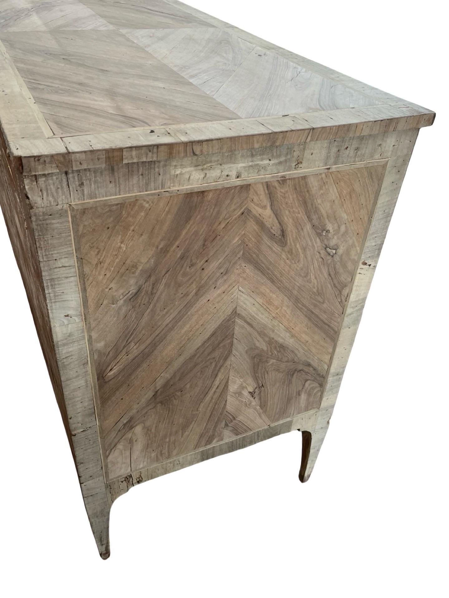 Sbiancato Commode/cassettiera in noce sbiancato del XVIII secolo con impiallacciatura di radica in vendita