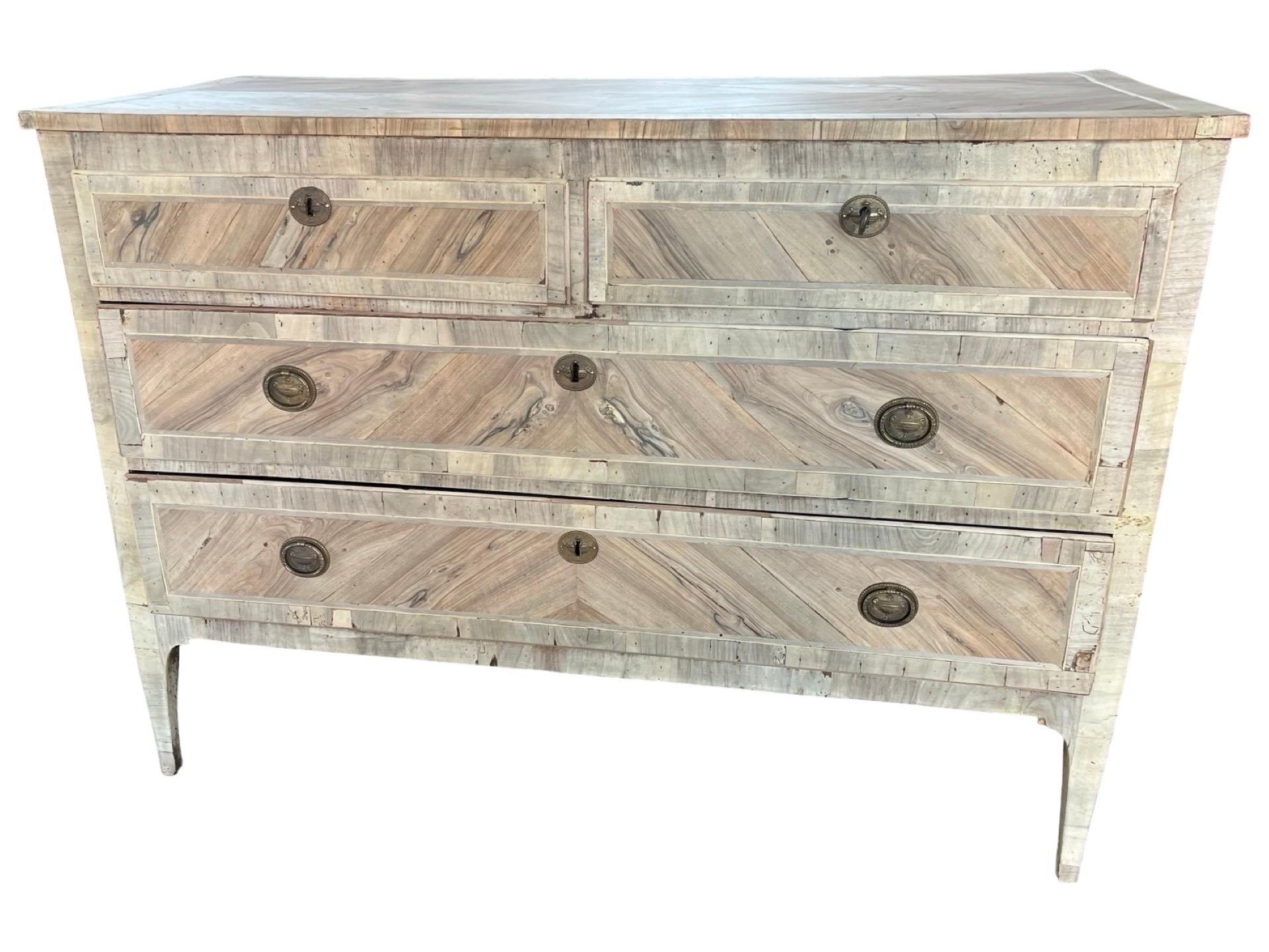 Commode/cassettiera in noce sbiancato del XVIII secolo con impiallacciatura di radica In condizioni buone in vendita a Viterbo, VT