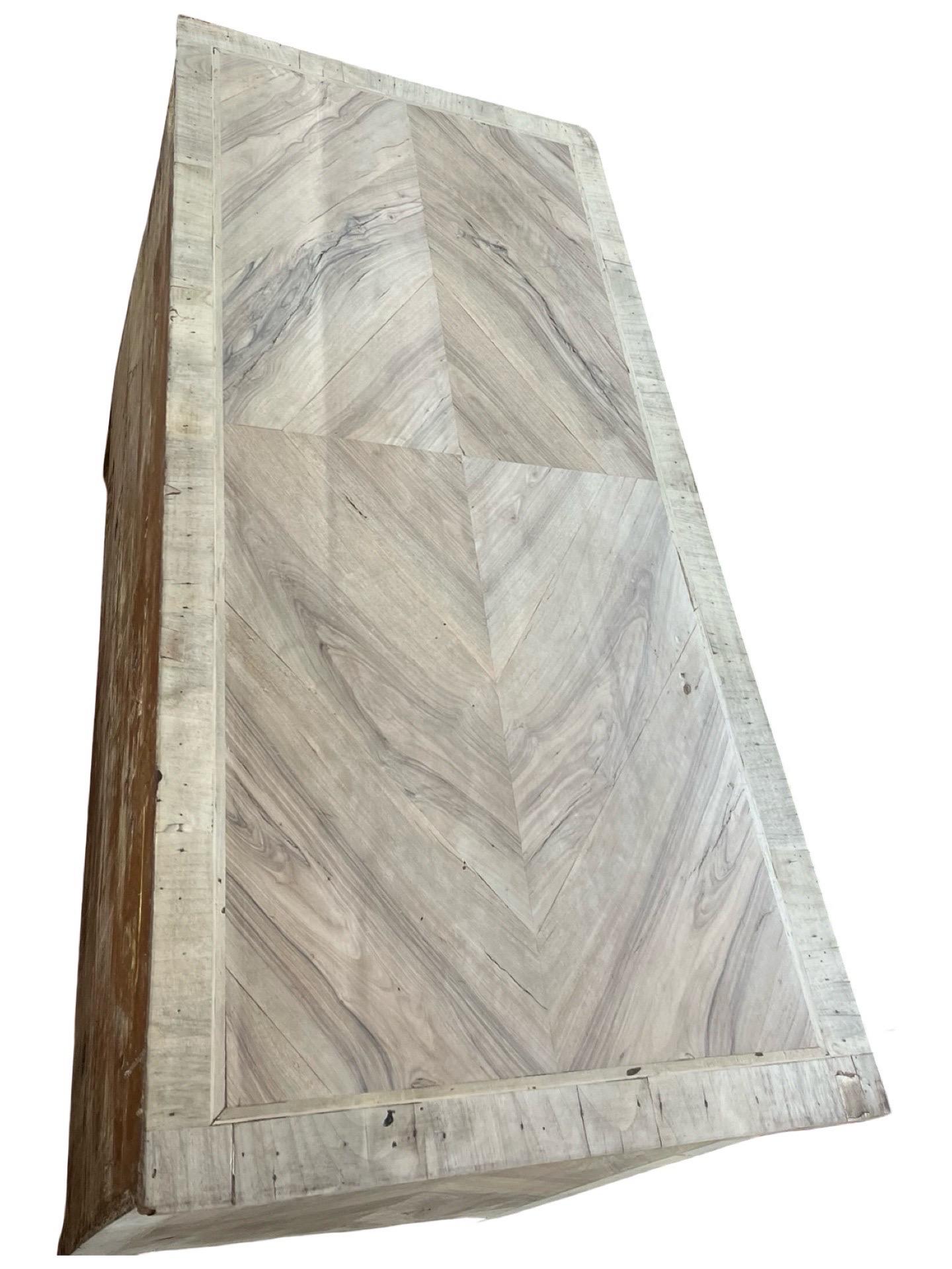 Commode/cassettiera in noce sbiancato del XVIII secolo con impiallacciatura di radica in vendita 2