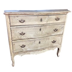 Commode / commode à façade serpentine en noyer blanchi du XVIIIe siècle (Italie)