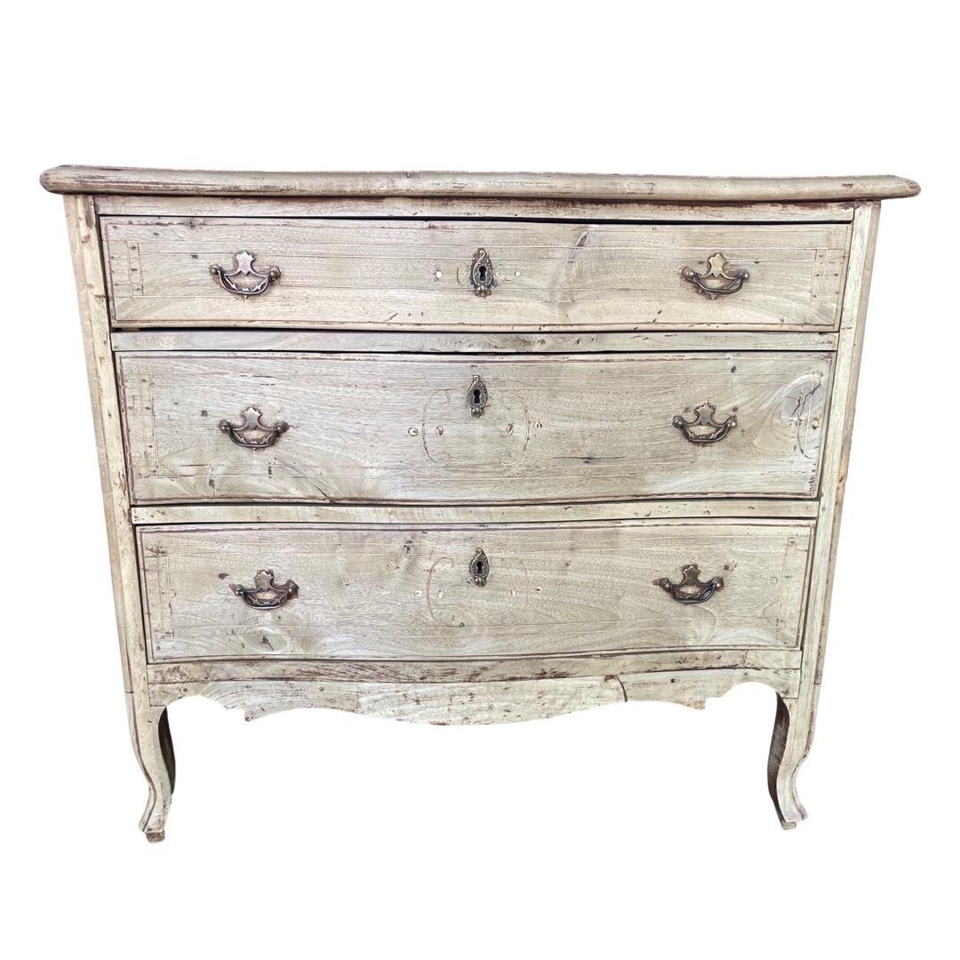 18th Century Italian Bleached Walnut Serpentine Front Commode / Chest of Drawers In Good Condition In Carmine, TX