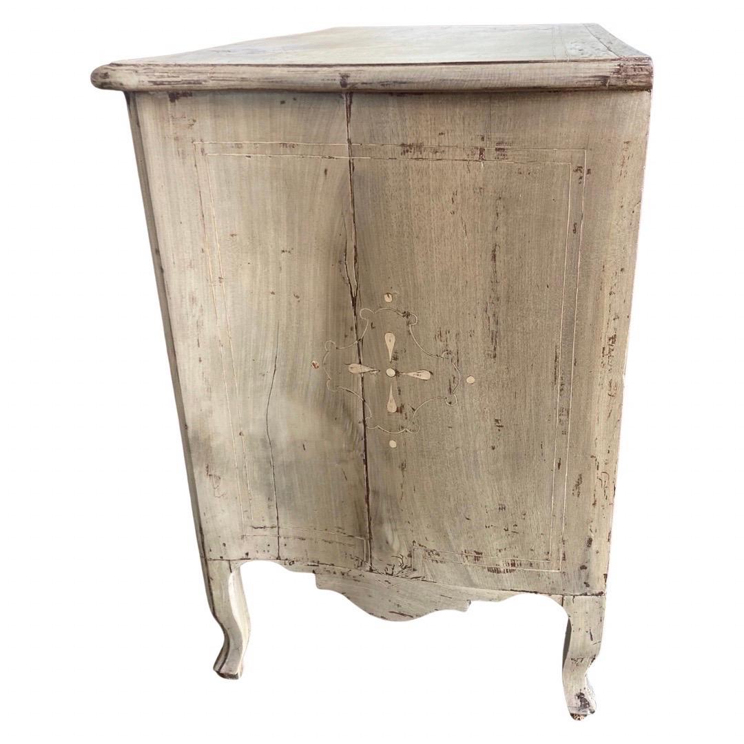 18th Century Italian Bleached Walnut Serpentine Front Commode / Chest of Drawers 2