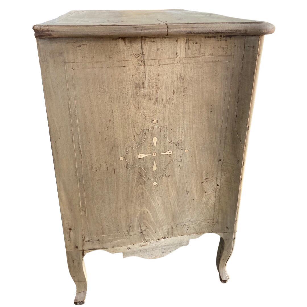 18th Century Italian Bleached Walnut Serpentine Front Commode / Chest of Drawers 3