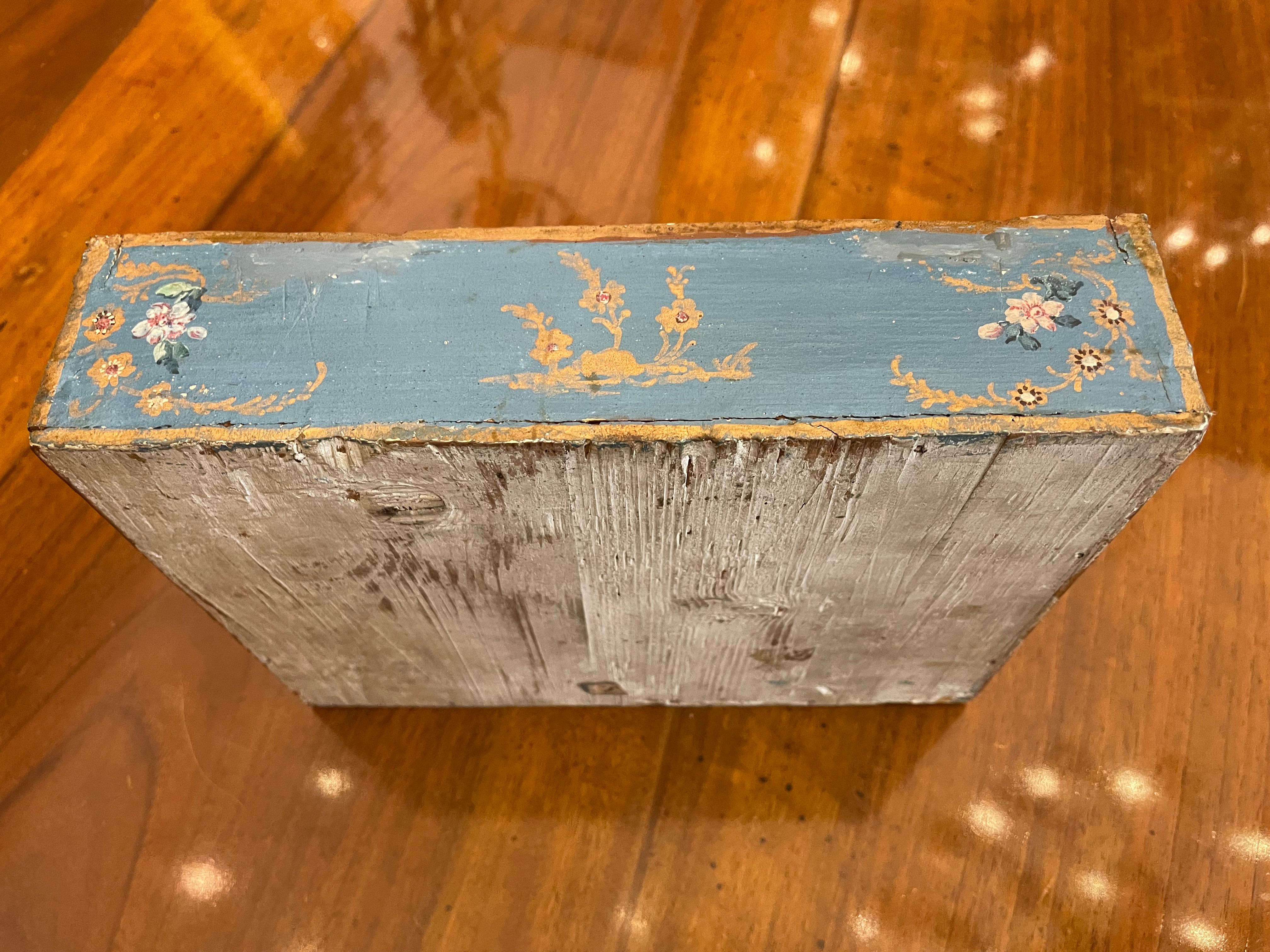 Boîte décorative italienne bleue du 18ème siècle avec décoration de Cupidon et de fleurs en vente 13