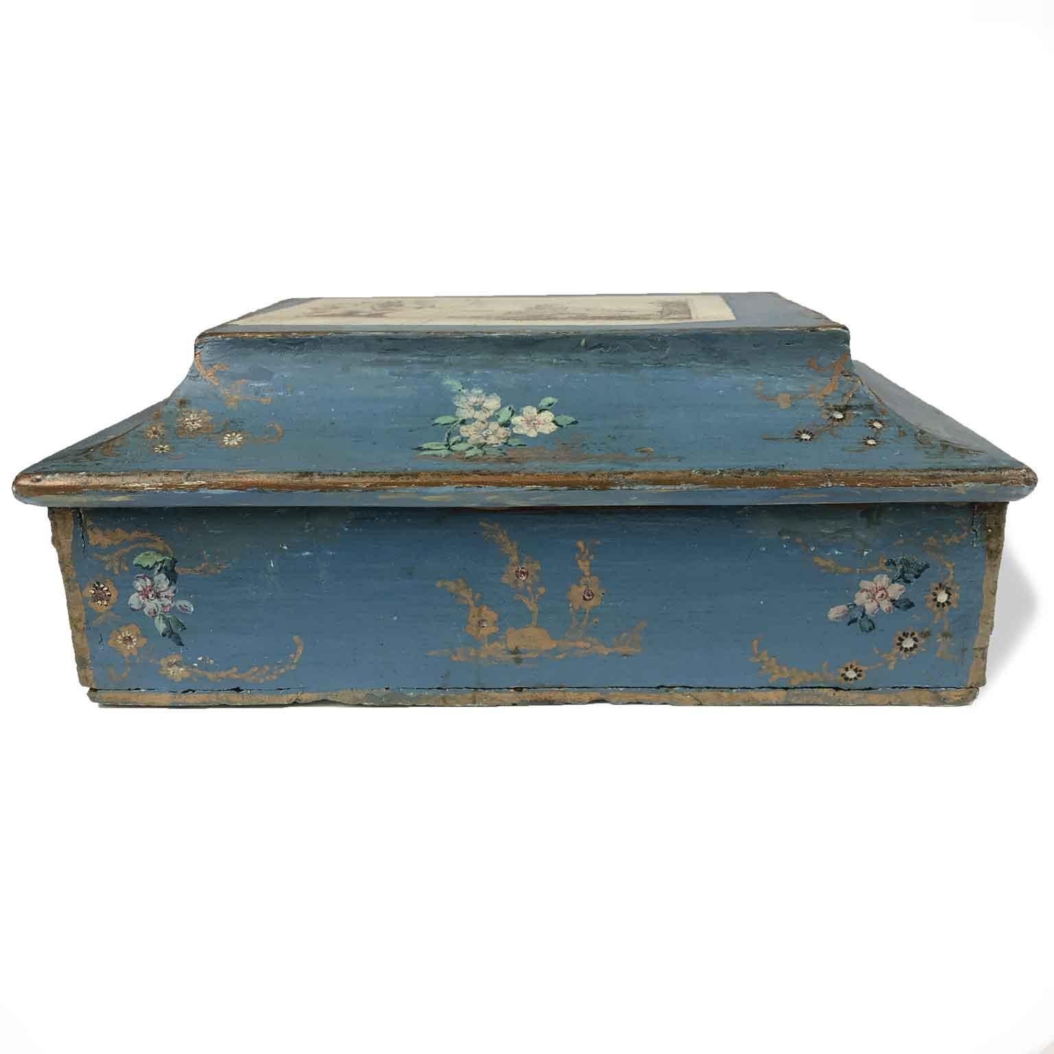 Boîte décorative italienne bleue du 18ème siècle avec décoration de Cupidon et de fleurs en vente 2