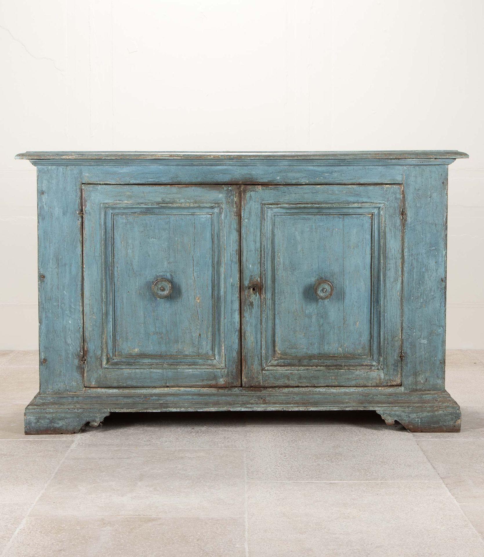 Buffet o commode dipinto italiano del XVIII secolo.
Con la vernice blu originale e ogni porta centrata da un tiretto intagliato a mano.
