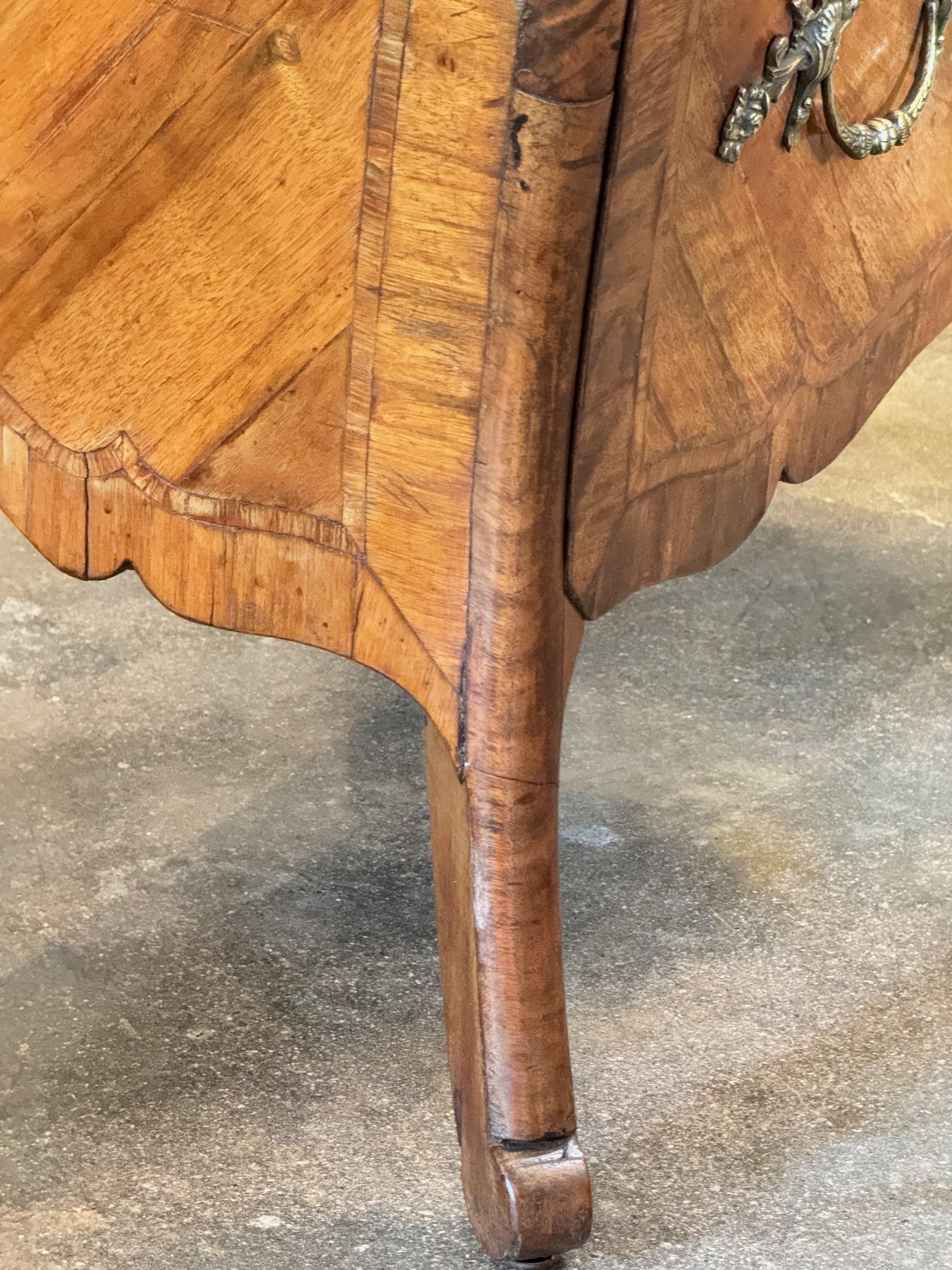 Commode bombée italienne du 18ème siècle avec placage de marqueterie en vente 5
