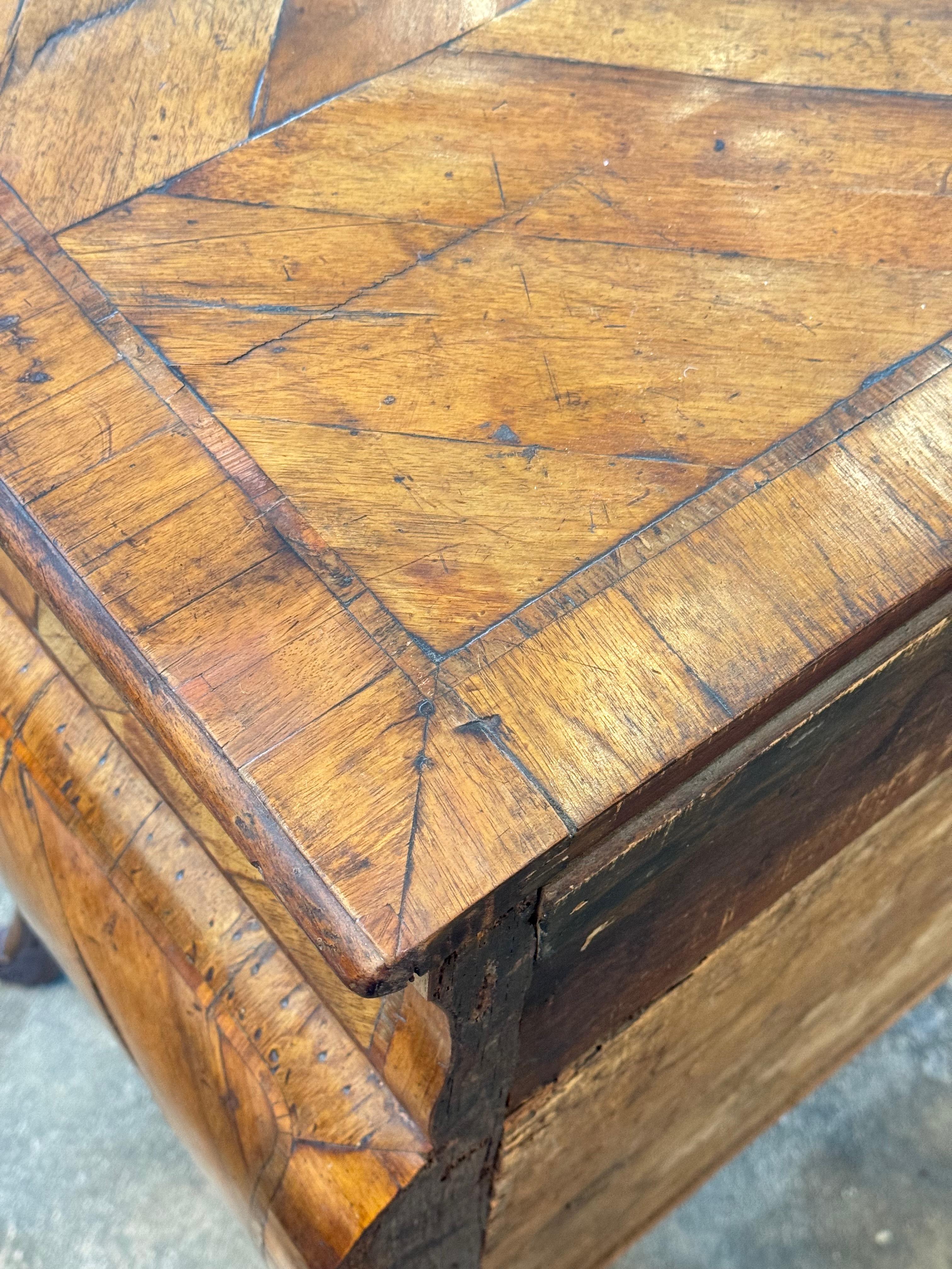 Commode bombée italienne du 18ème siècle avec placage de marqueterie en vente 7