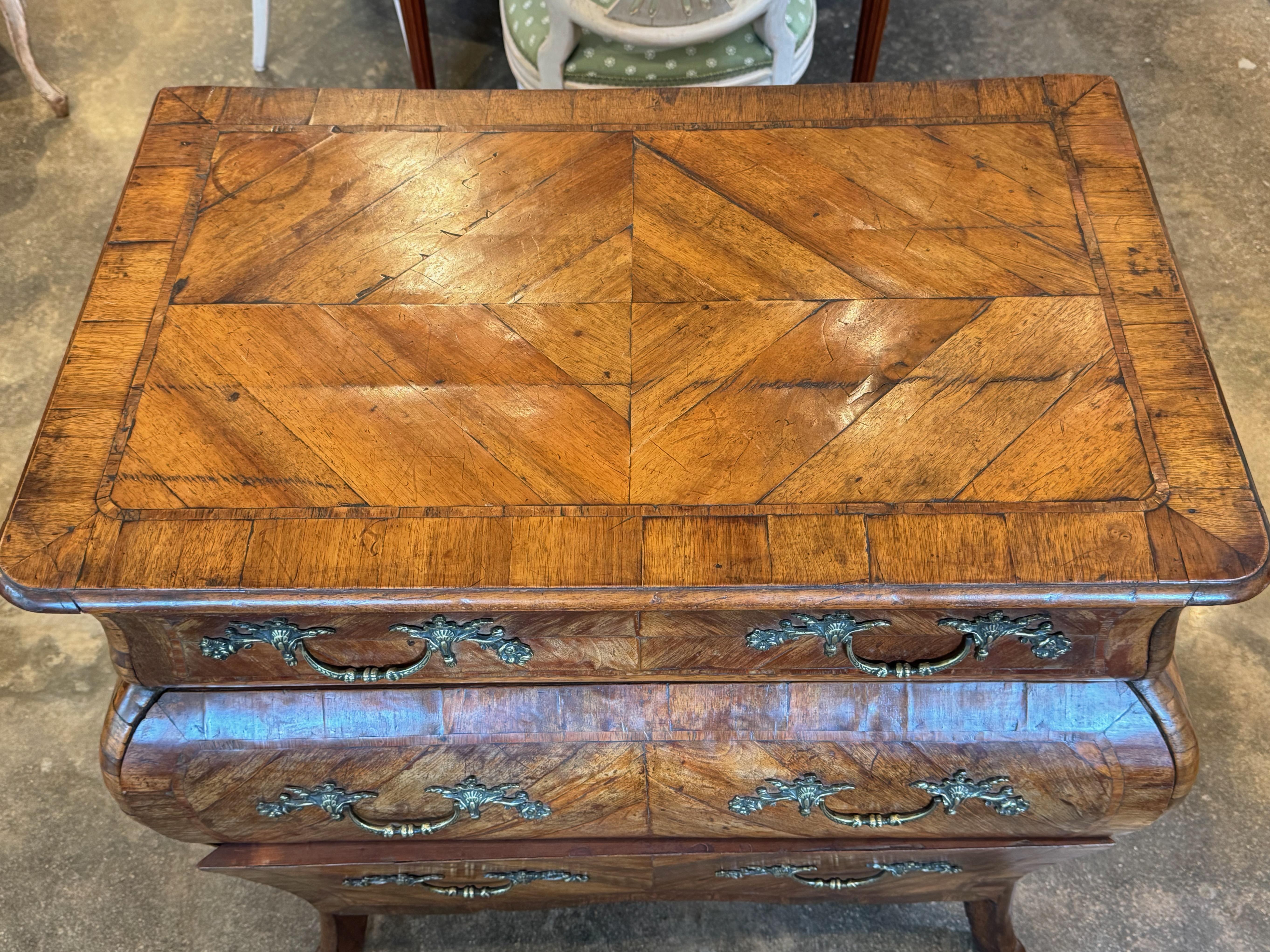 Commode bombée italienne du 18ème siècle avec placage de marqueterie en vente 8