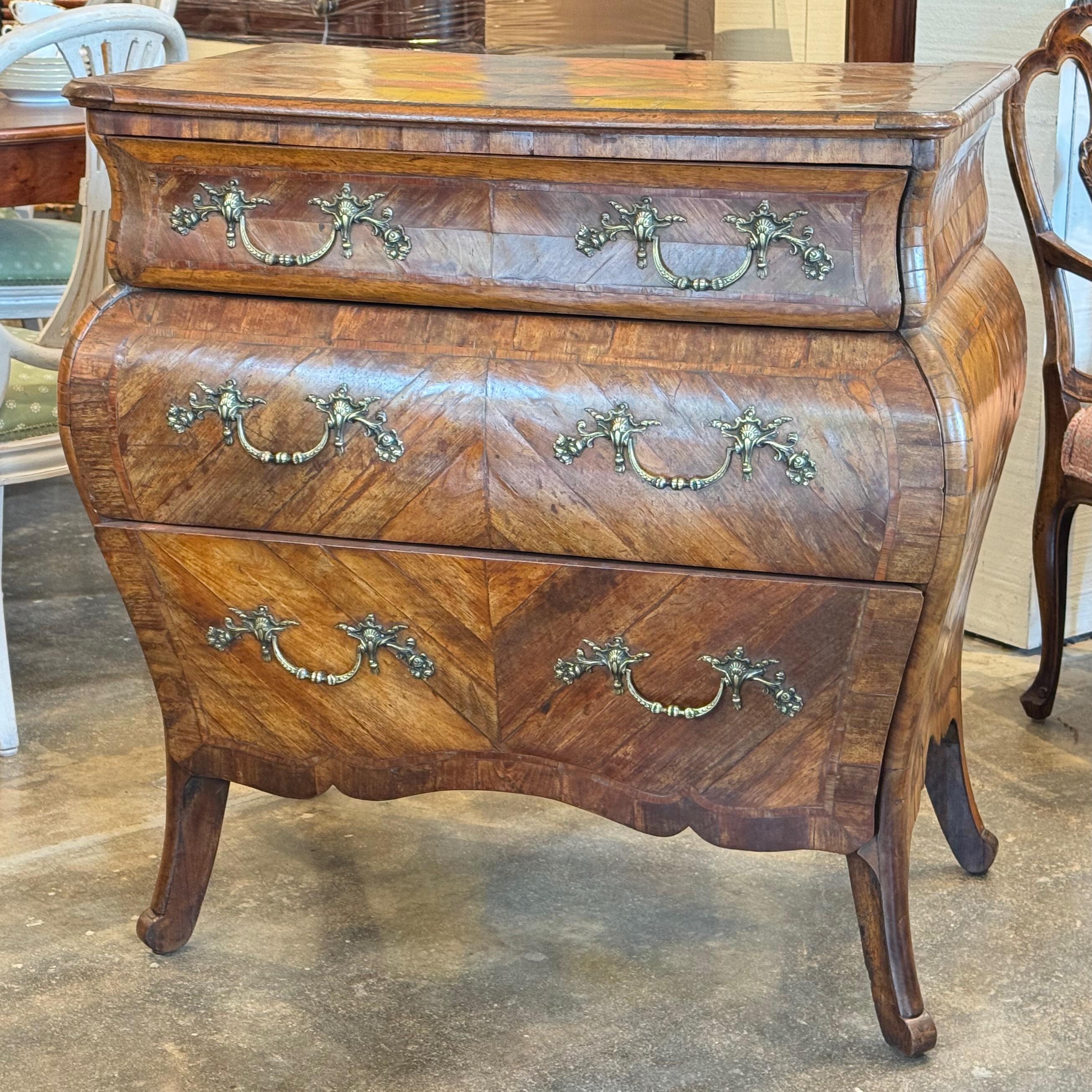 Commode bombée italienne du 18ème siècle avec placage de marqueterie Bon état - En vente à Charlottesville, VA