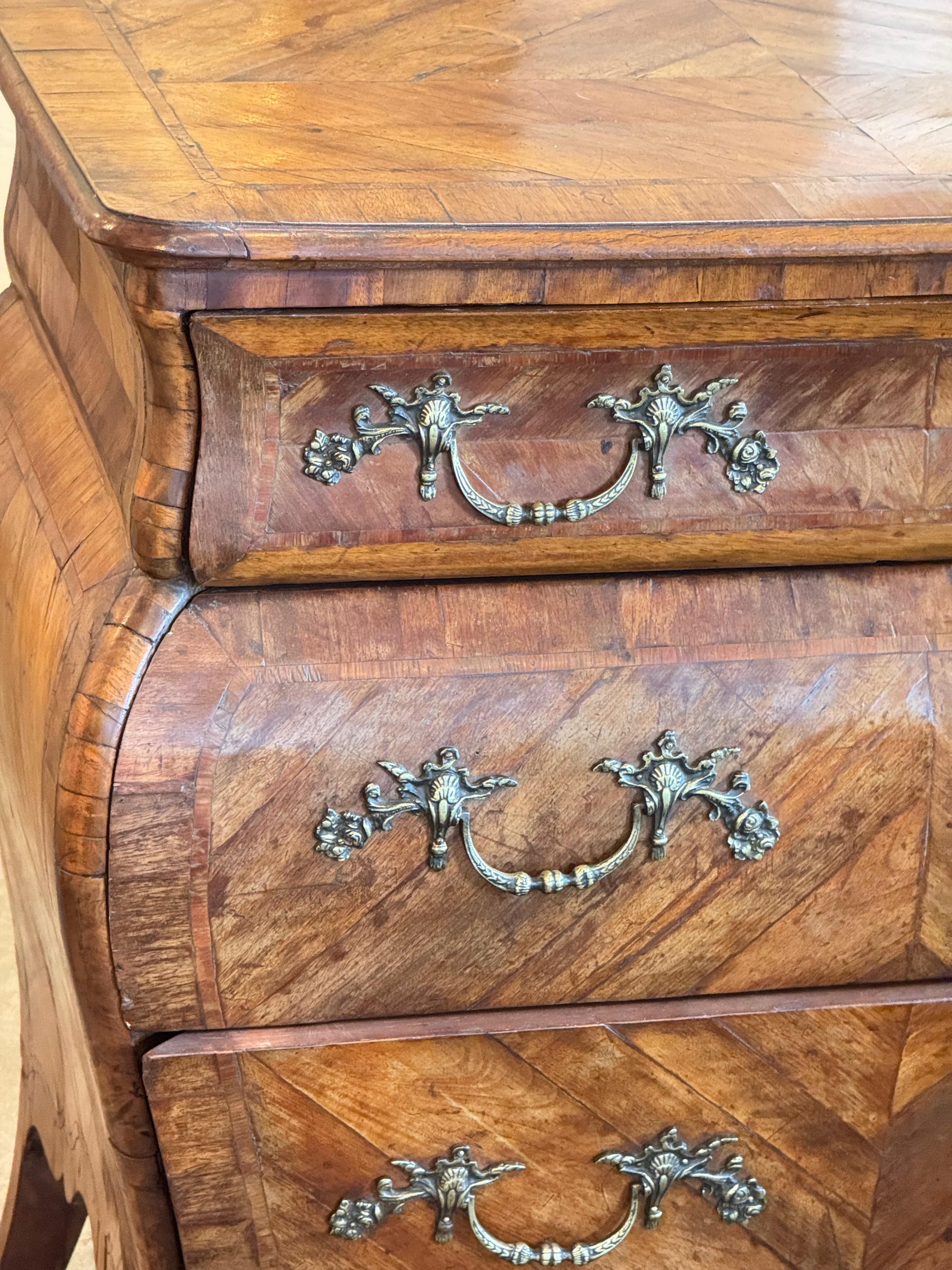 XVIIIe siècle et antérieur Commode bombée italienne du 18ème siècle avec placage de marqueterie en vente