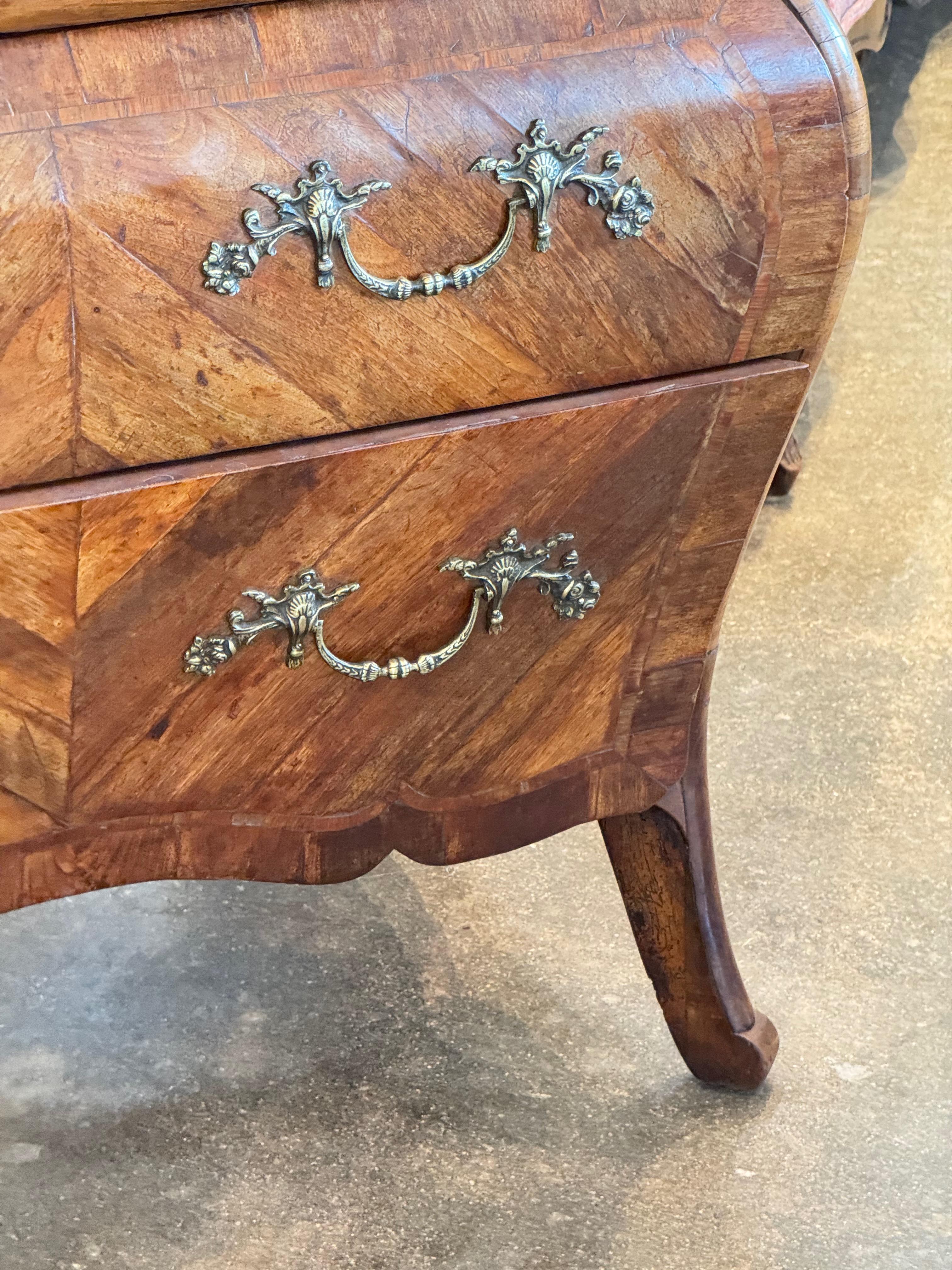 Laiton Commode bombée italienne du 18ème siècle avec placage de marqueterie en vente