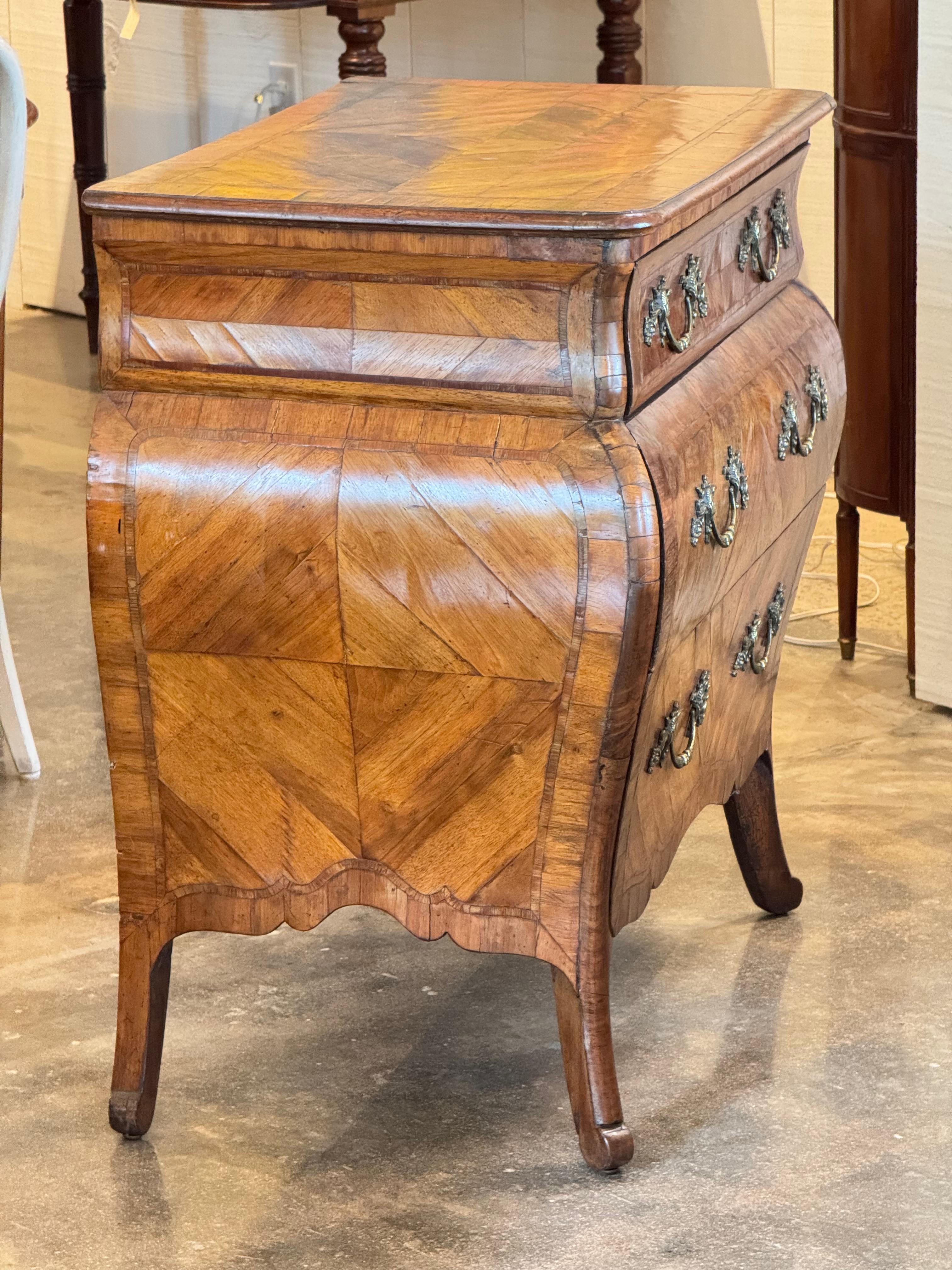 Commode bombée italienne du 18ème siècle avec placage de marqueterie en vente 3