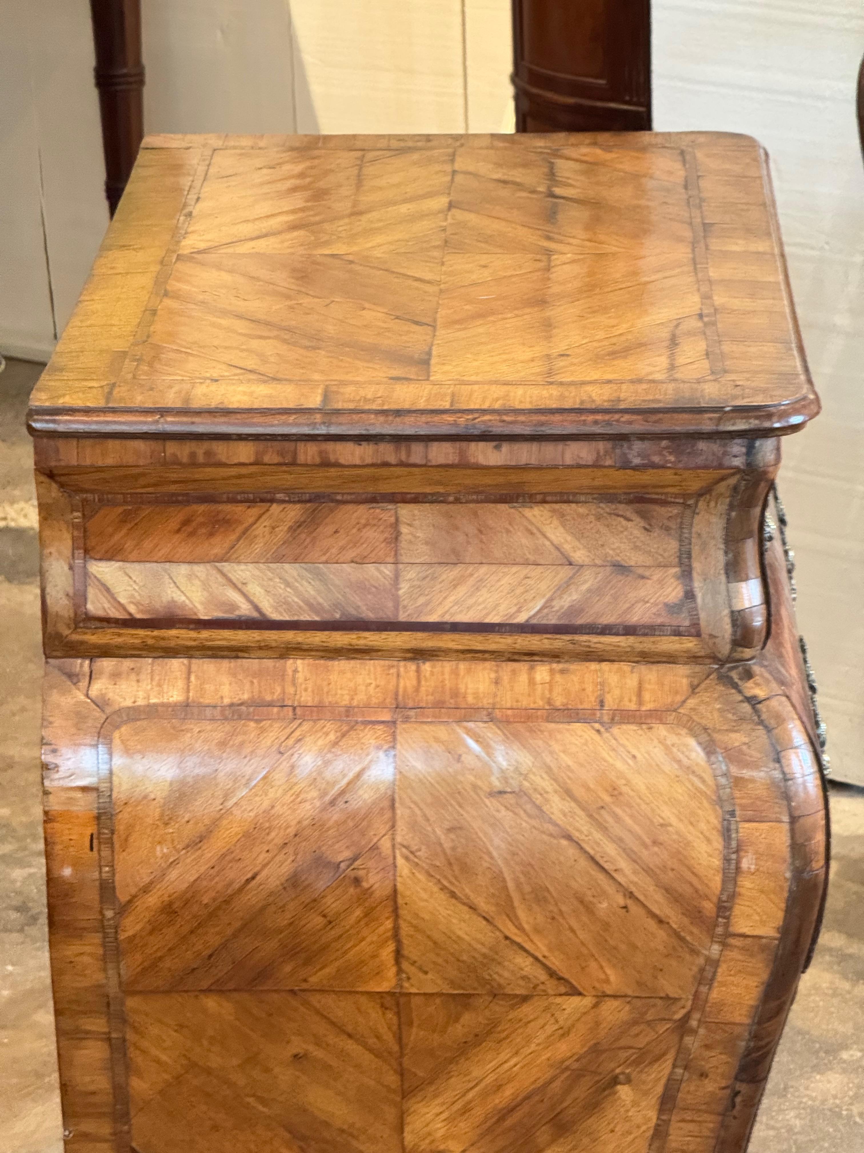 Commode bombée italienne du 18ème siècle avec placage de marqueterie en vente 4