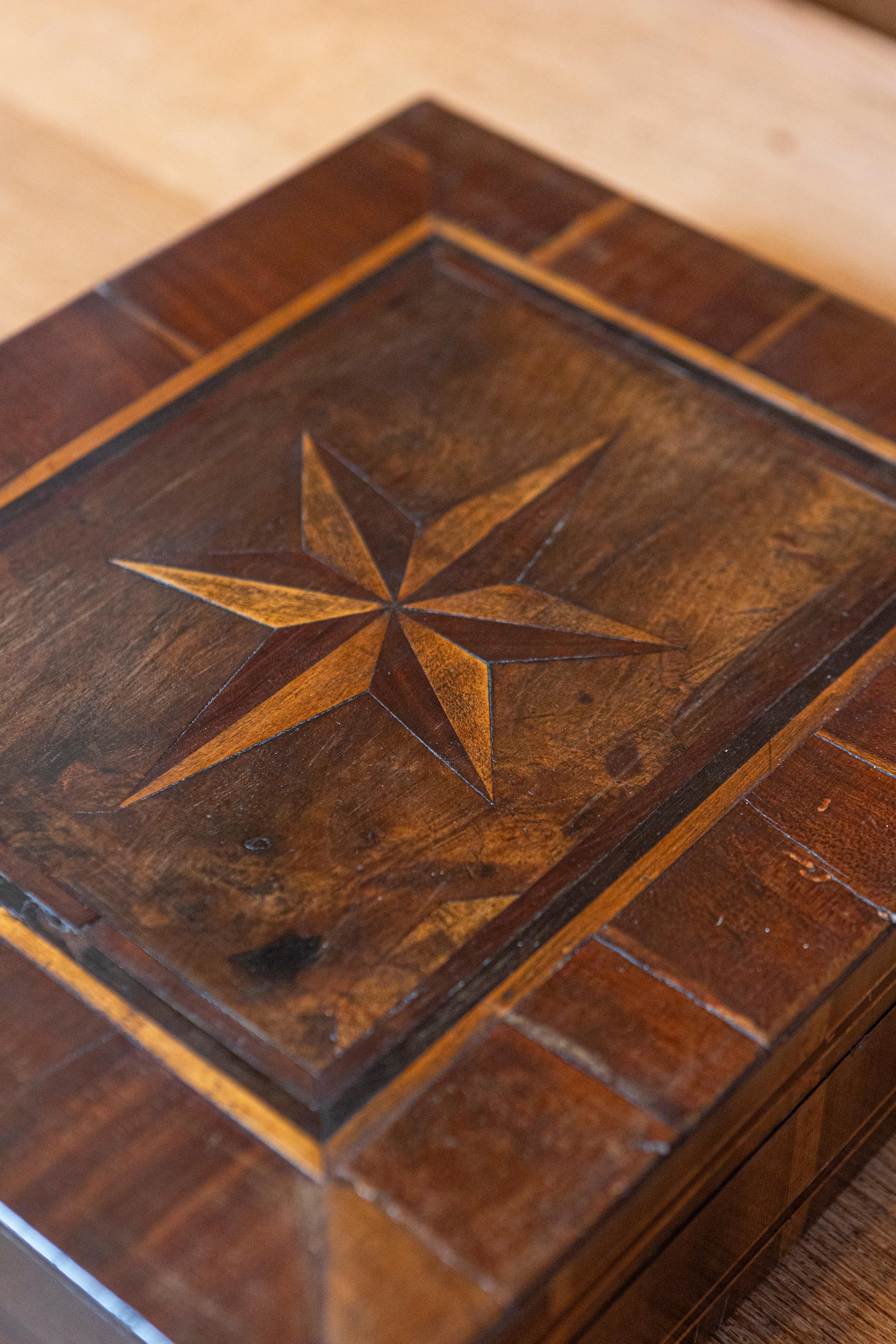 Caja italiana del siglo XVIII Marquetería en venta