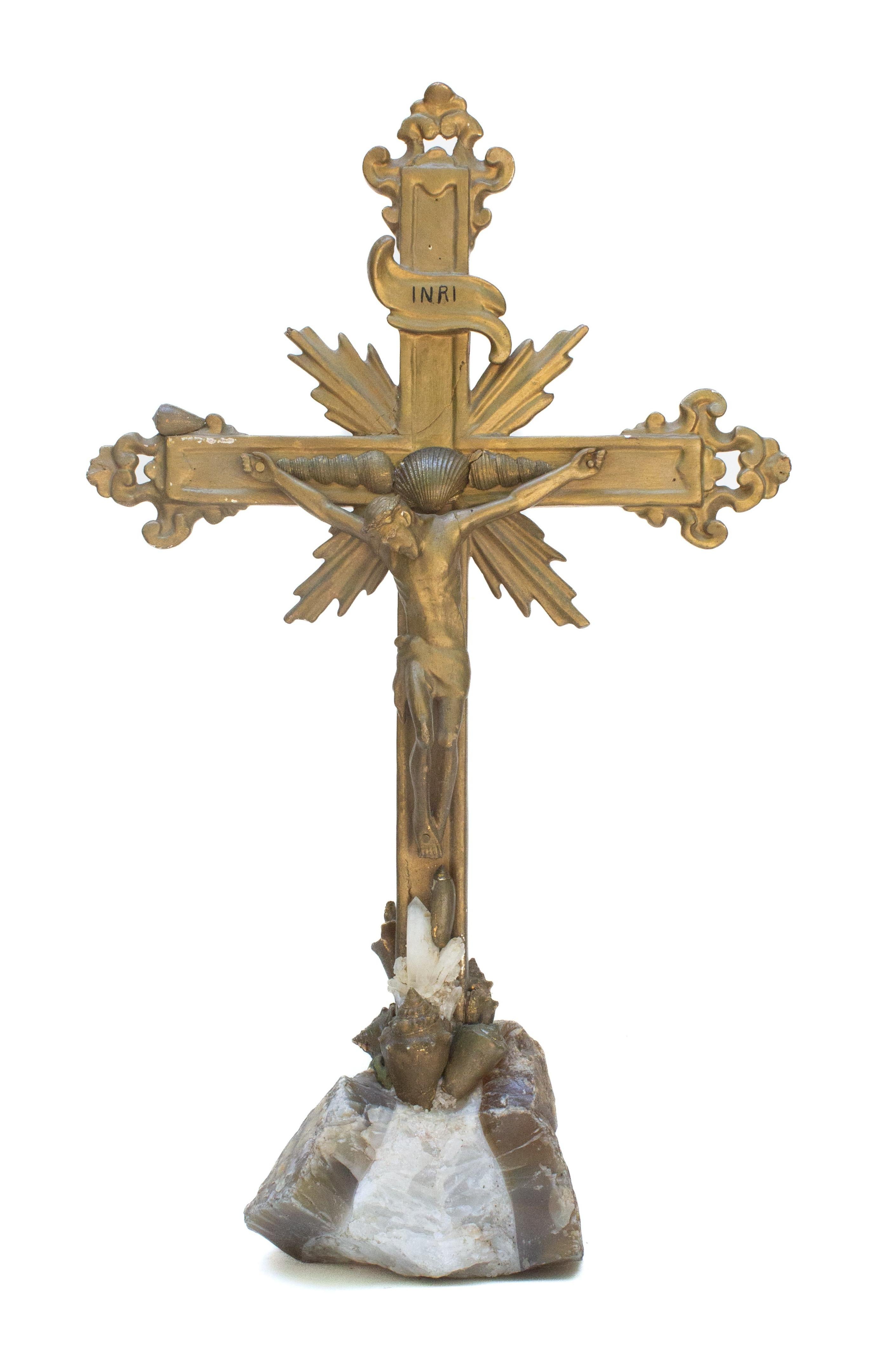 Crucifix italien du 18e siècle en bronze et or avec coquilles coordonnées en feuilles d'or et pointes de cristal montées sur une géode de cristal. Les coquillages en feuilles d'or ornent le crucifix et la base du minéral. Le cristal de géode faisait