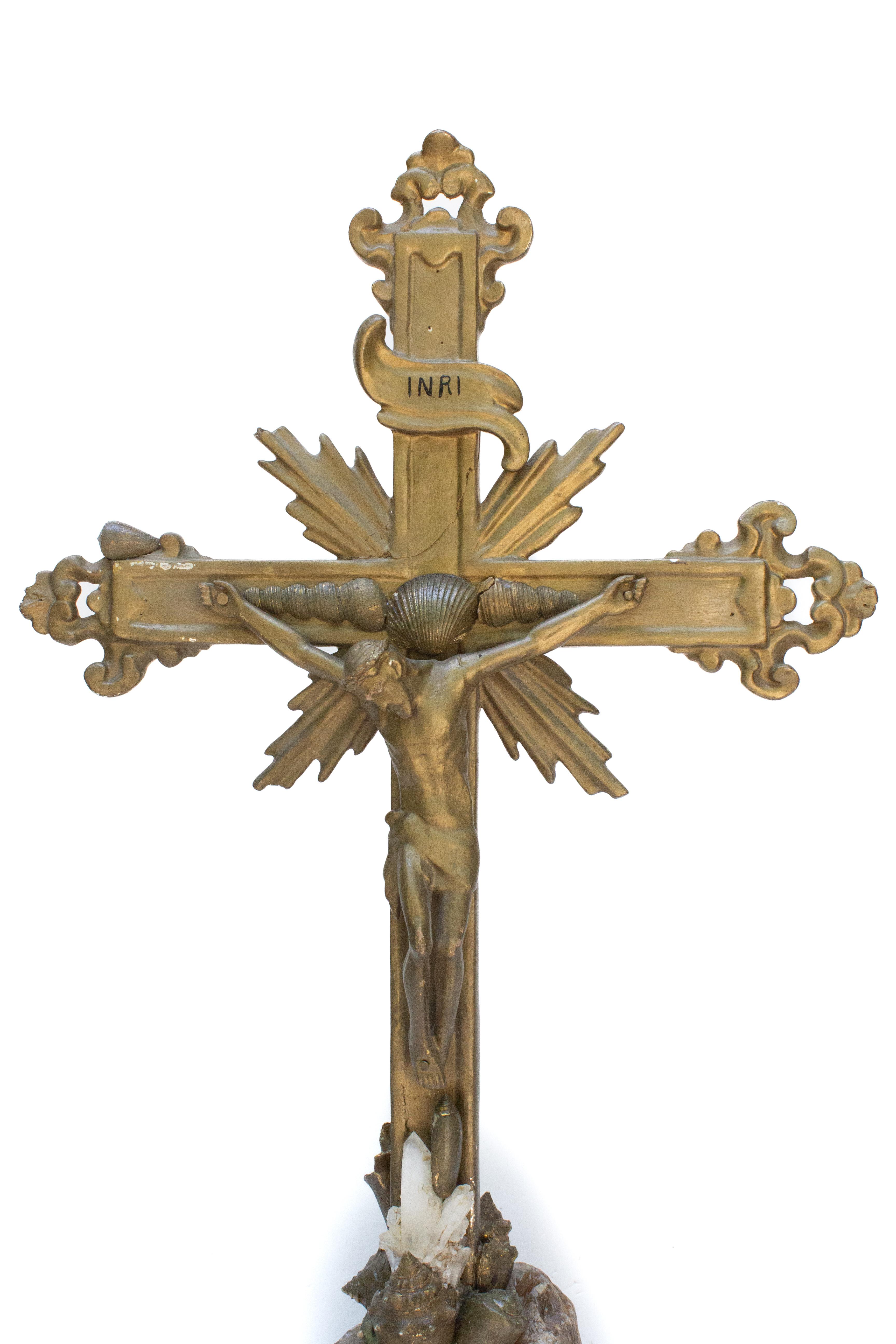 Rococo Crucifix italien du 18ème siècle en bronze et or monté sur un géode en cristal en vente