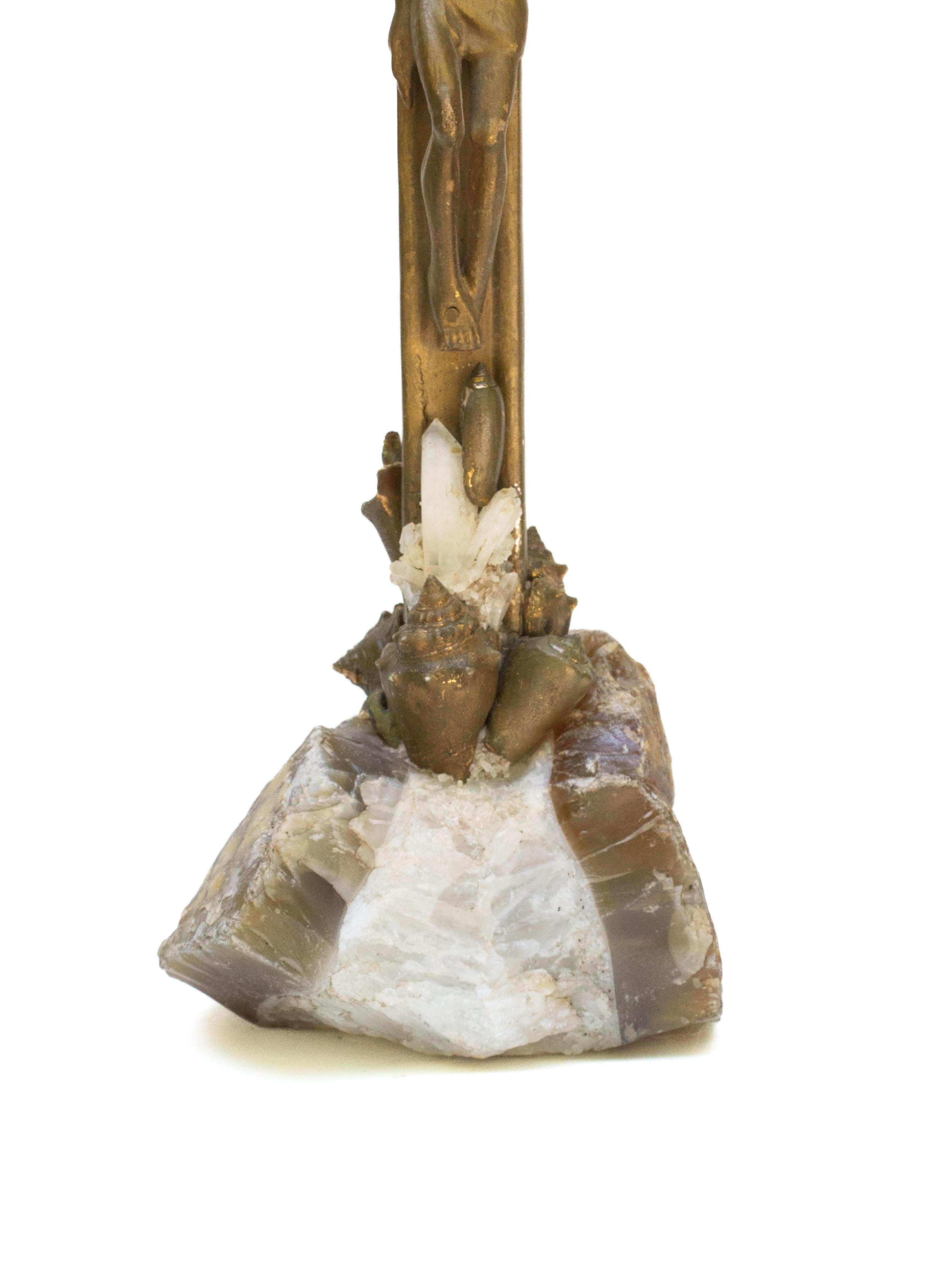 Sculpté à la main Crucifix italien du 18ème siècle en bronze et or monté sur un géode en cristal en vente