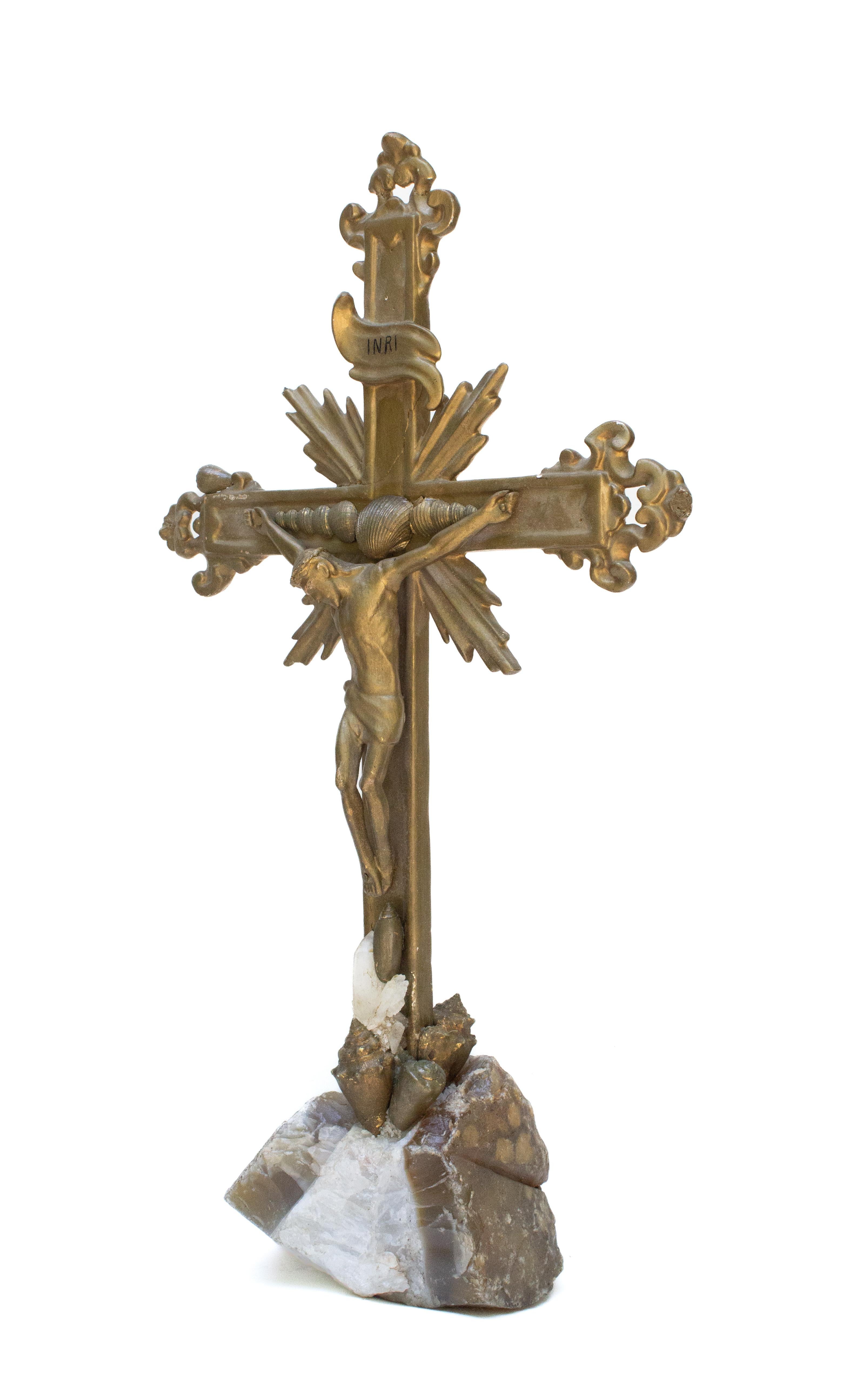 Crucifix italien du 18ème siècle en bronze et or monté sur un géode en cristal Bon état - En vente à Dublin, Dalkey