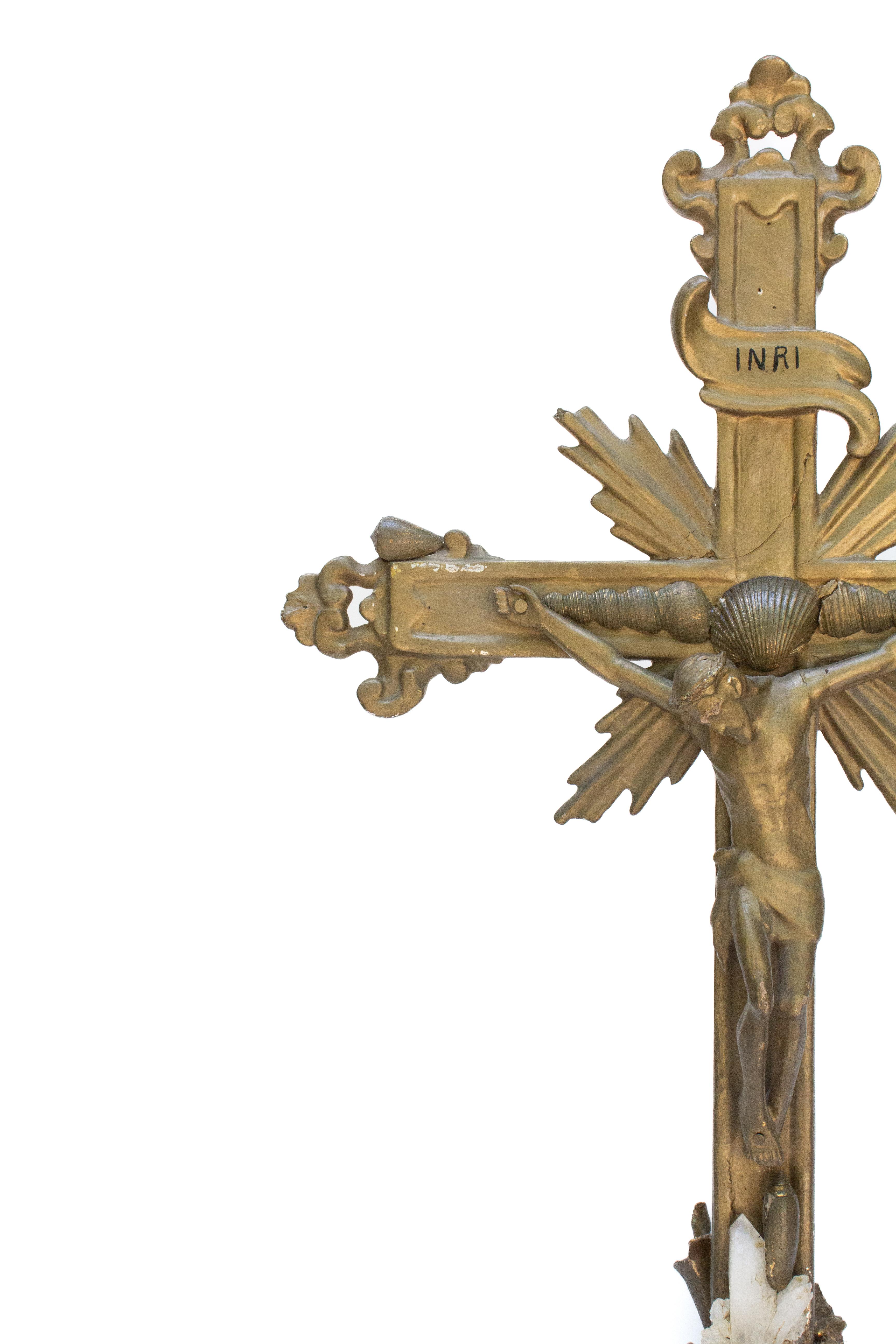 XVIIIe siècle et antérieur Crucifix italien du 18ème siècle en bronze et or monté sur un géode en cristal en vente