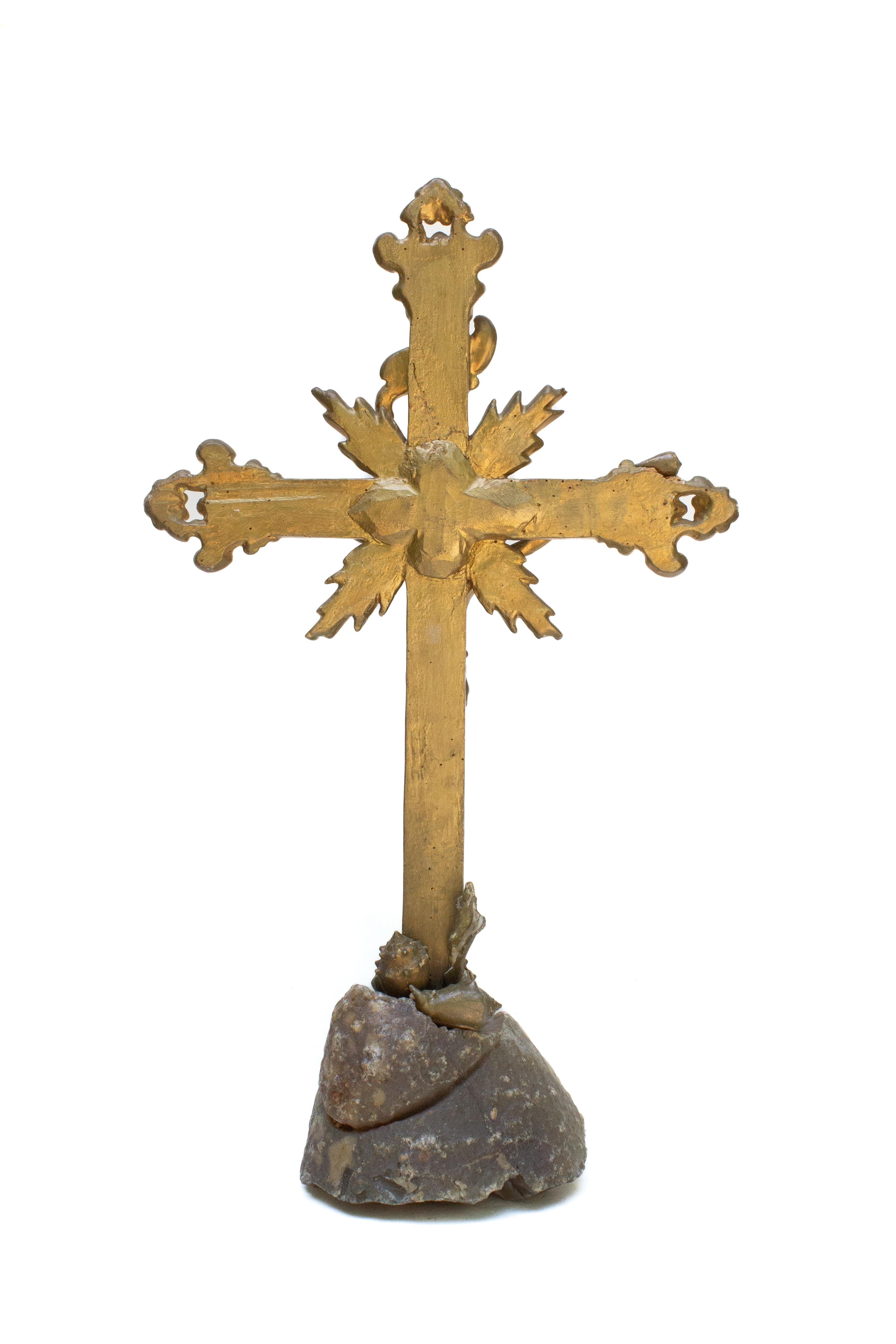 Crucifix italien du 18ème siècle en bronze et or monté sur un géode en cristal en vente 1