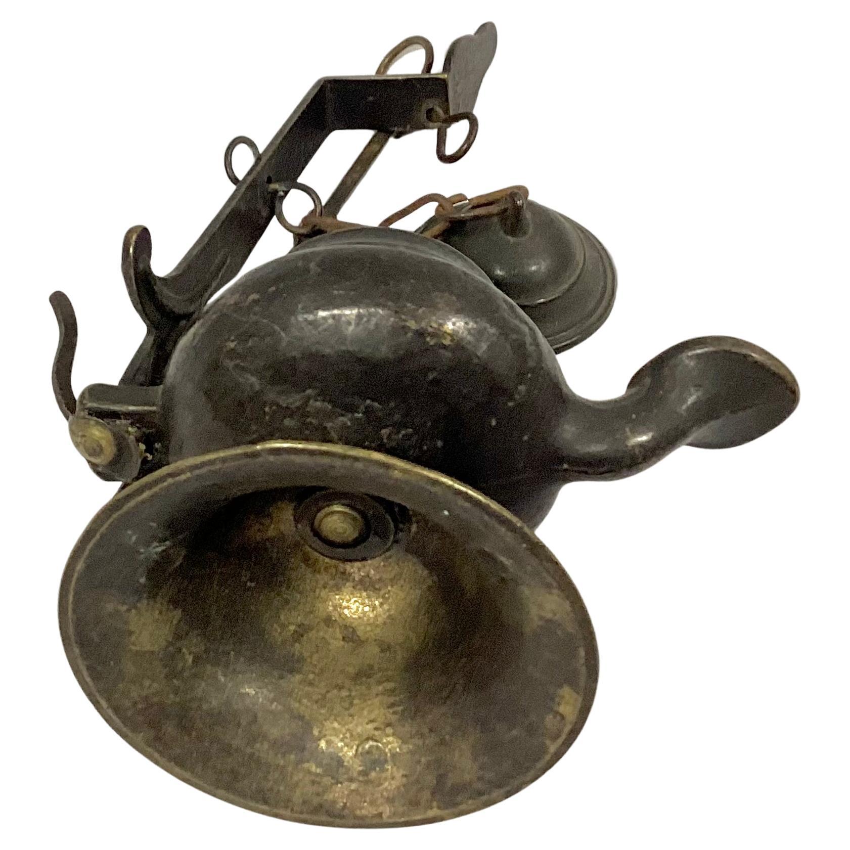XVIIIe siècle et antérieur Lampe à huile suspendue en bronze italien du 18e siècle en vente