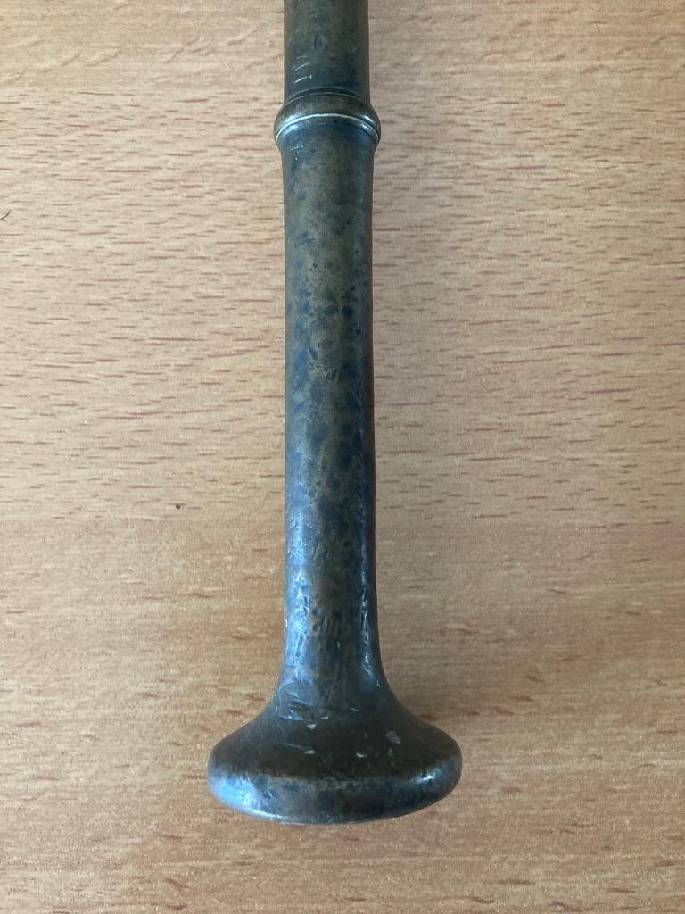 Si vous avez le mortier, j'ai le pilon ! Il y a tant de mortiers et si peu de pilons. Il est bon d'avoir les deux. Voici l'occasion de marier ce pilon de grande taille, 9,25 pouces, à ce mortier solitaire de votre collection. Il est européen, c'est