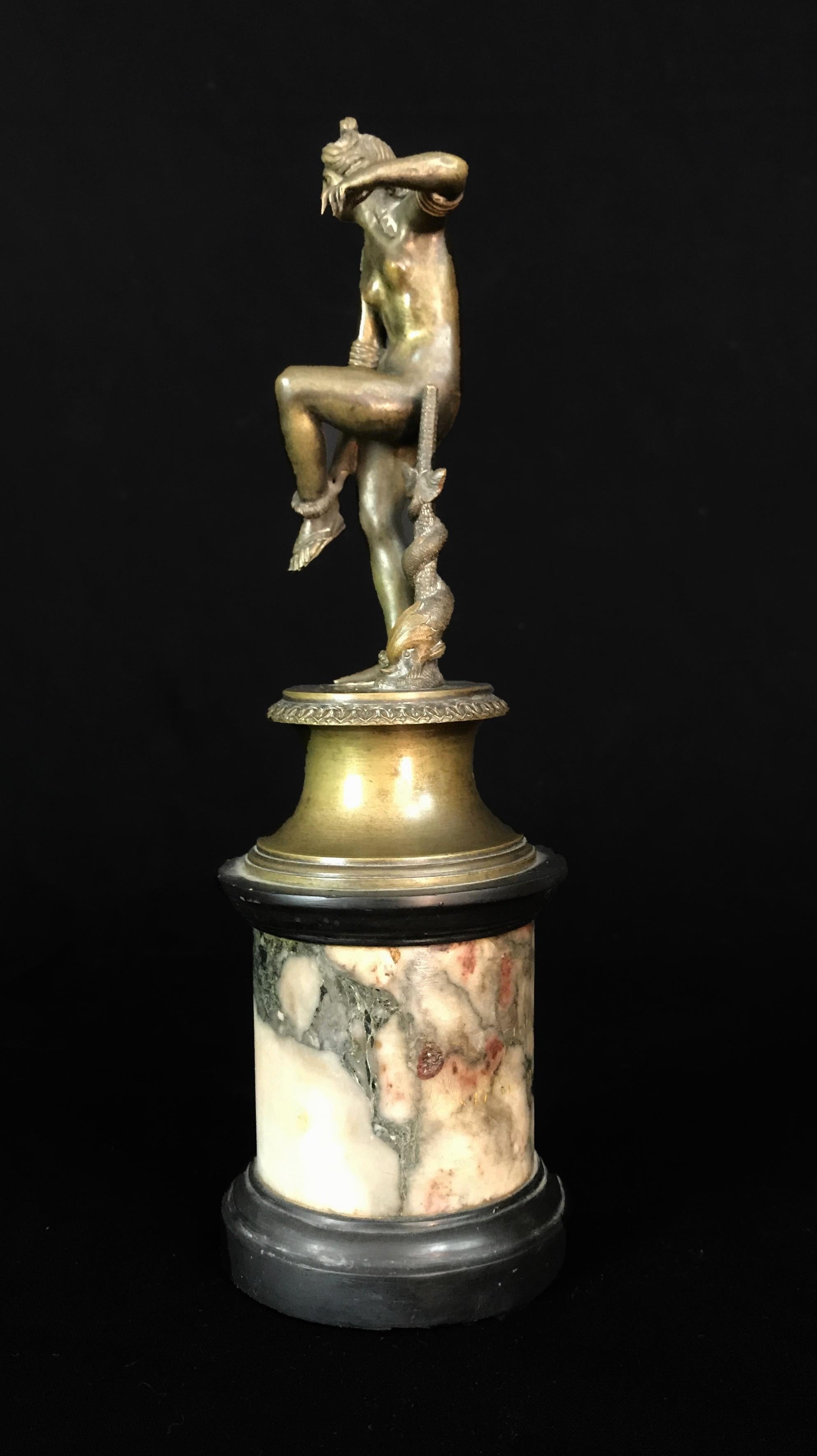 Sculpture italienne du 18ème siècle avec Vénus se rendant à sa Sandale

Cette sculpture en bronze représente Vénus en train d'enlever sa sandale. Réalisée à l'époque néoclassique en Italie, elle consiste en une sculpture en bronze de la déesse