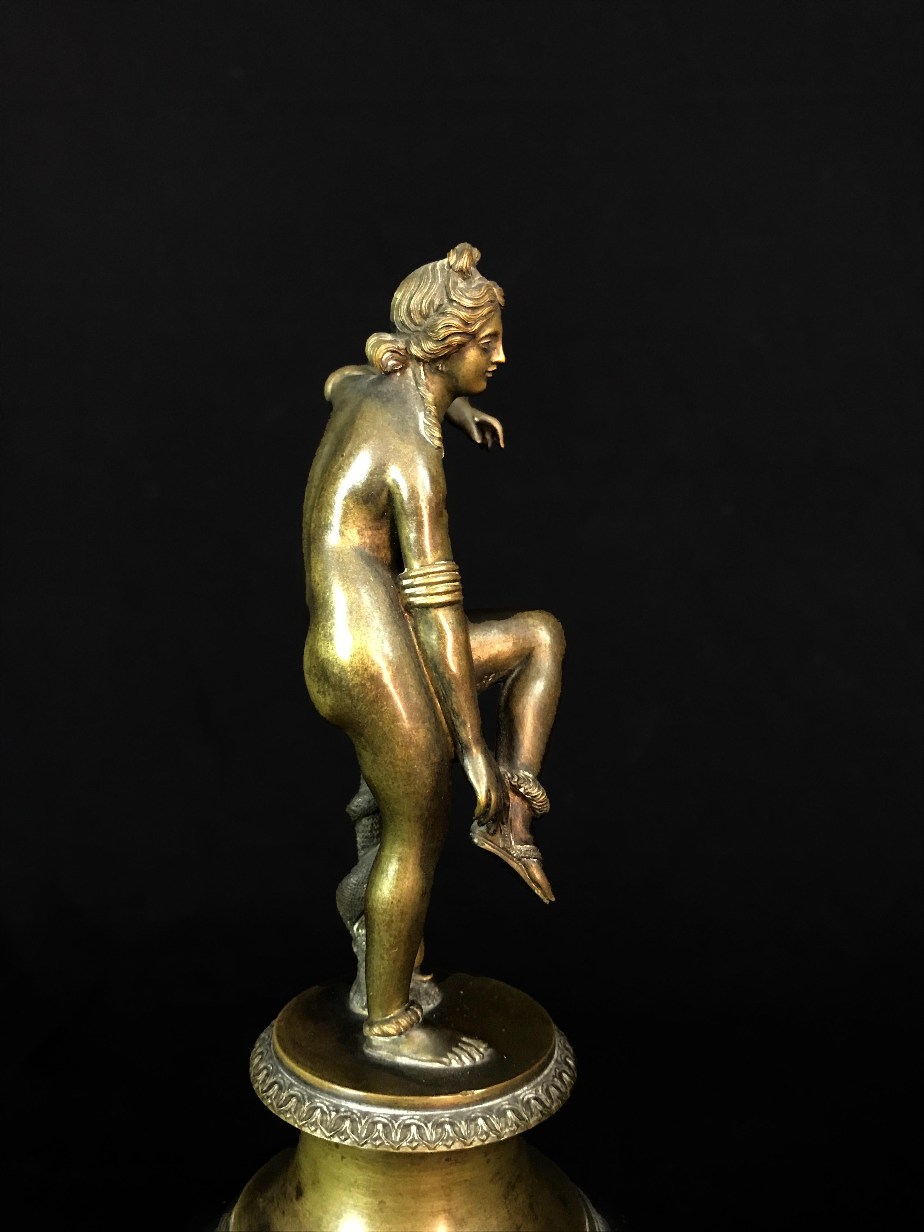 Néoclassique Sculpture italienne du 18ème siècle avec Vénus se rendant à sa Sandale en vente