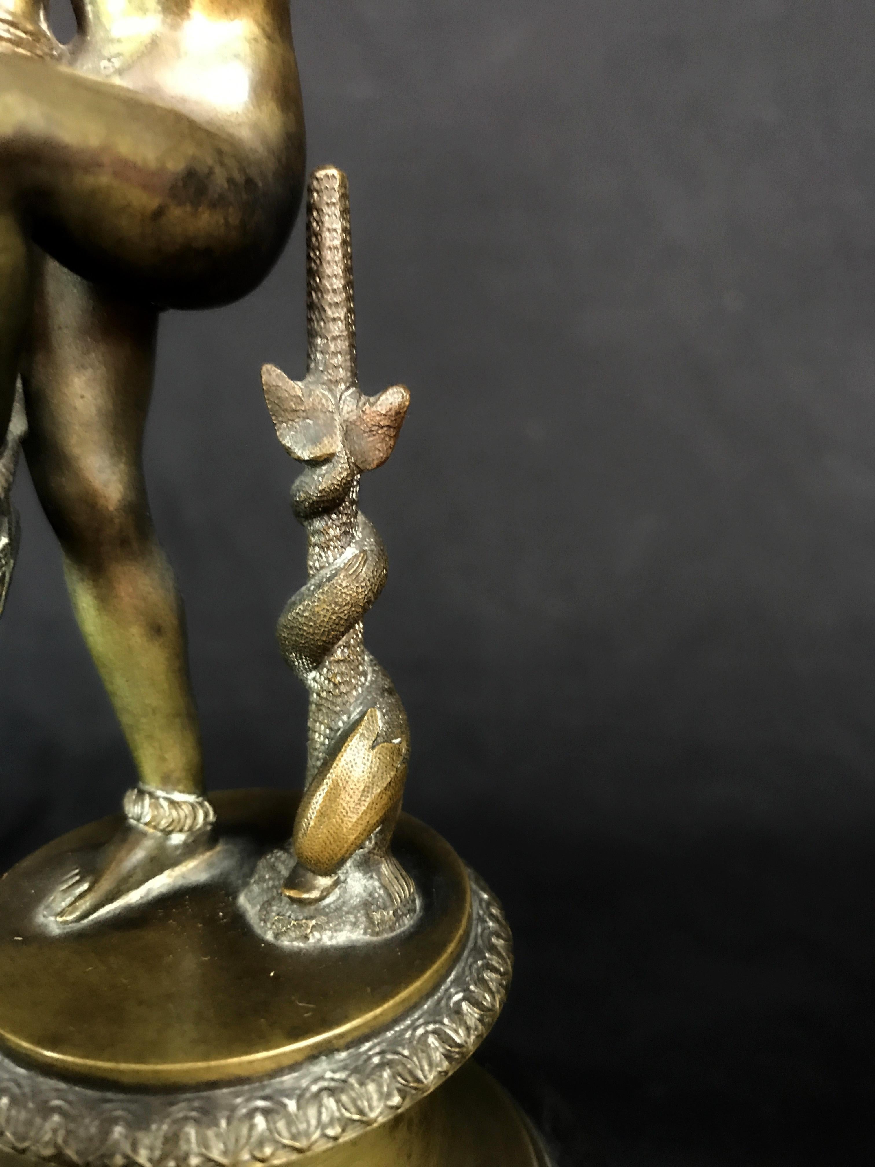 Siglo XVIII, Escultura italiana de bronce con Venus quitándose la sandalia Neoclásico en venta