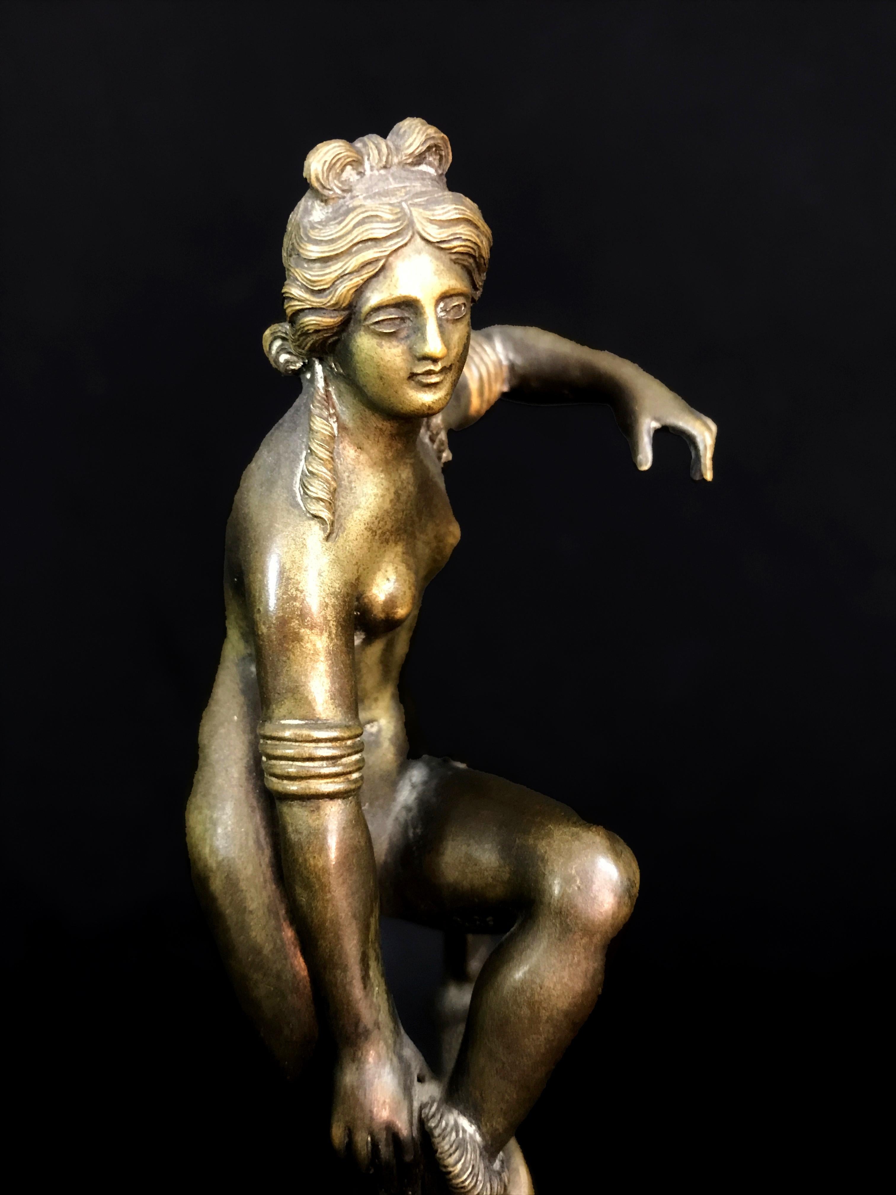 XVIIIe siècle Sculpture italienne du 18ème siècle avec Vénus se rendant à sa Sandale en vente