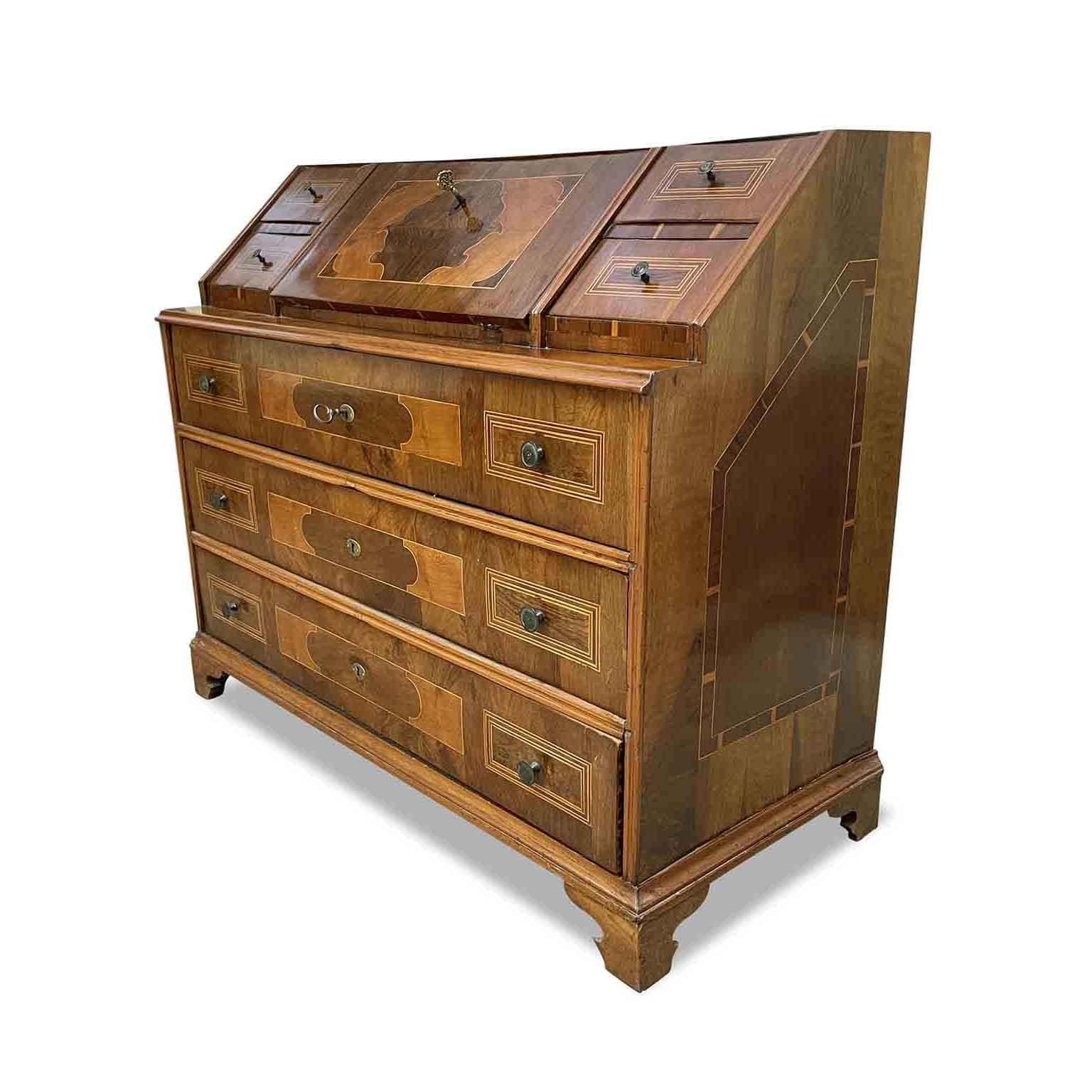 A mid-18th century chest of drawers with flap a large Italian bureau with flap coming from a private collection of Milan but of Trentino origin, a Northern Italian region closed to Austrian mountain border.
This Italian walnut bureau with flap dates