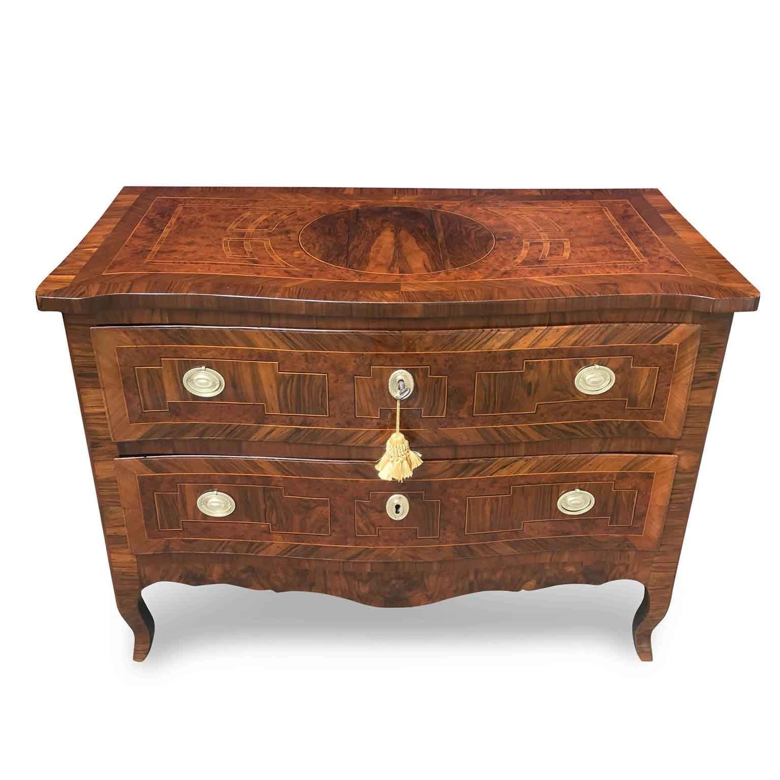 Italian 18th century Louis XV two-drawer commode from Bologna, Emilia Romagna Northern region, a stunning burr walnut and thuya marquetry chest of drawers realized in Italy in the second half of 18th century, in good condition.
Two drawers, front,