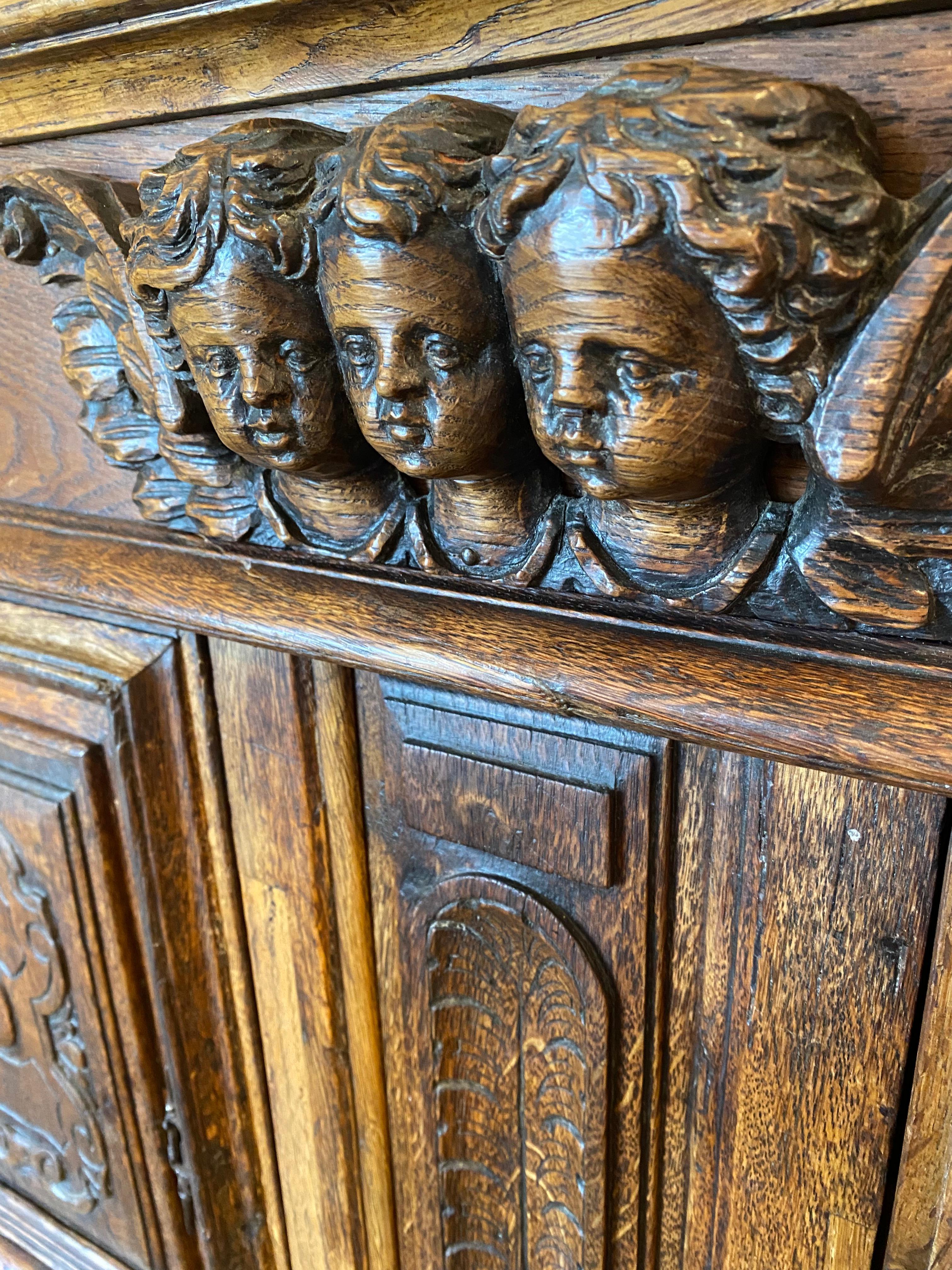 Very charming Italian dressoir carved and molded in natural oak.
It open by a drawer in the belt and two ventaux surmonted by Beautiful carved winged putti the lower part hollowed out with two columns carved with a frieze.
Italian work of the 18